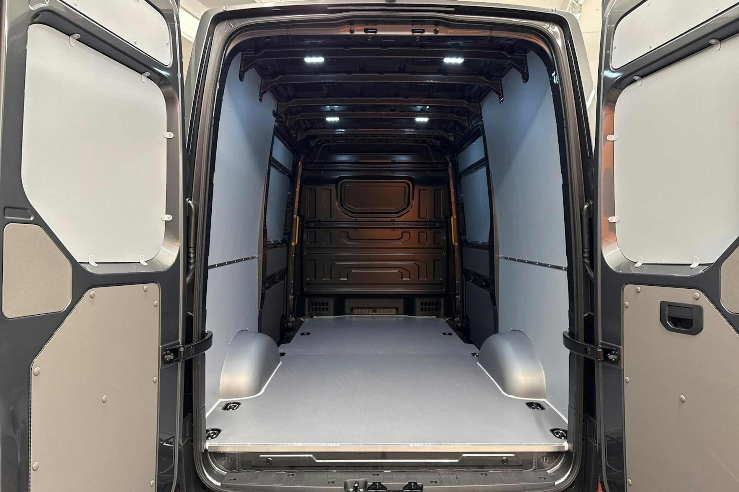 met. harmaa Volkswagen Crafter 2026 kuva 6.