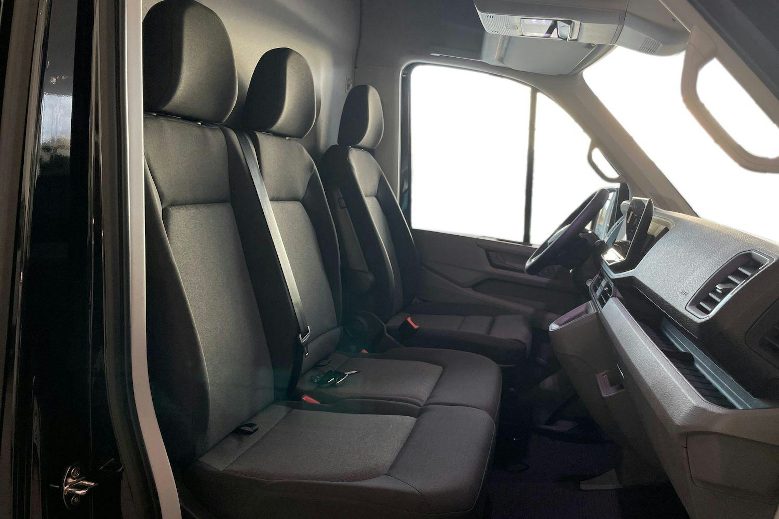 musta metalliväri Volkswagen Crafter 2026 kuva 10.