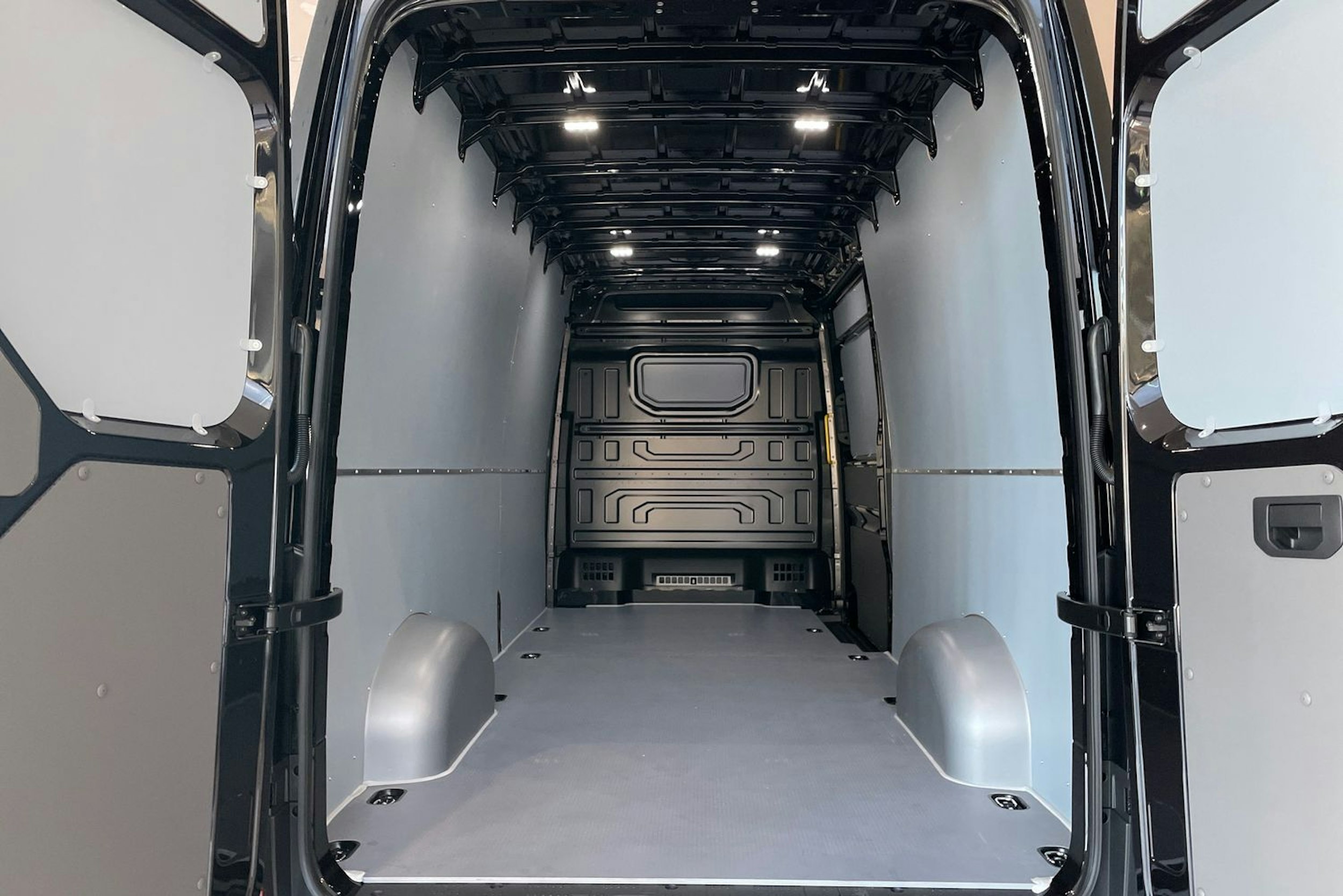 musta metalliväri Volkswagen Crafter 2026 kuva 12.