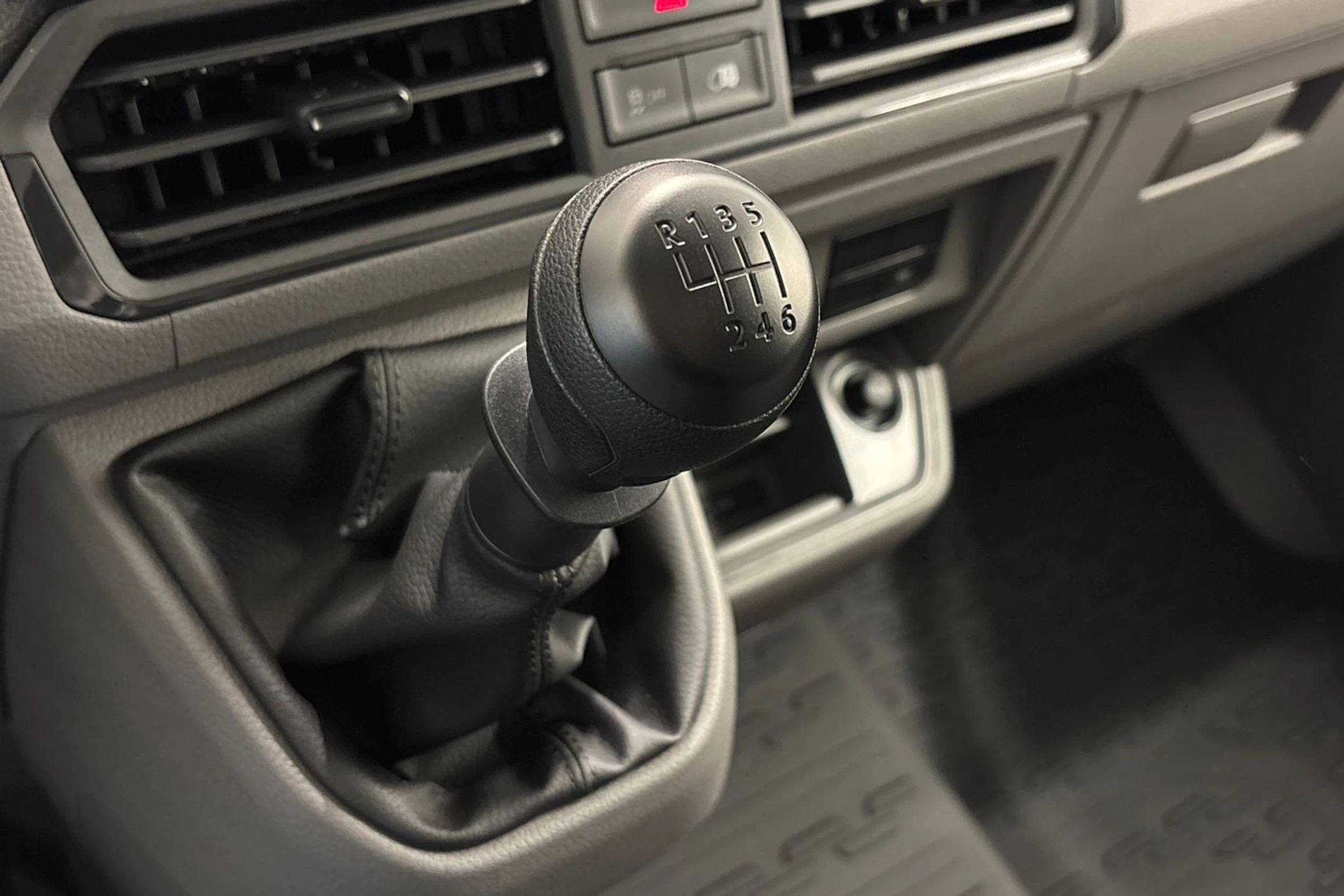 valkoinen Volkswagen Crafter 2026 kuva 23.