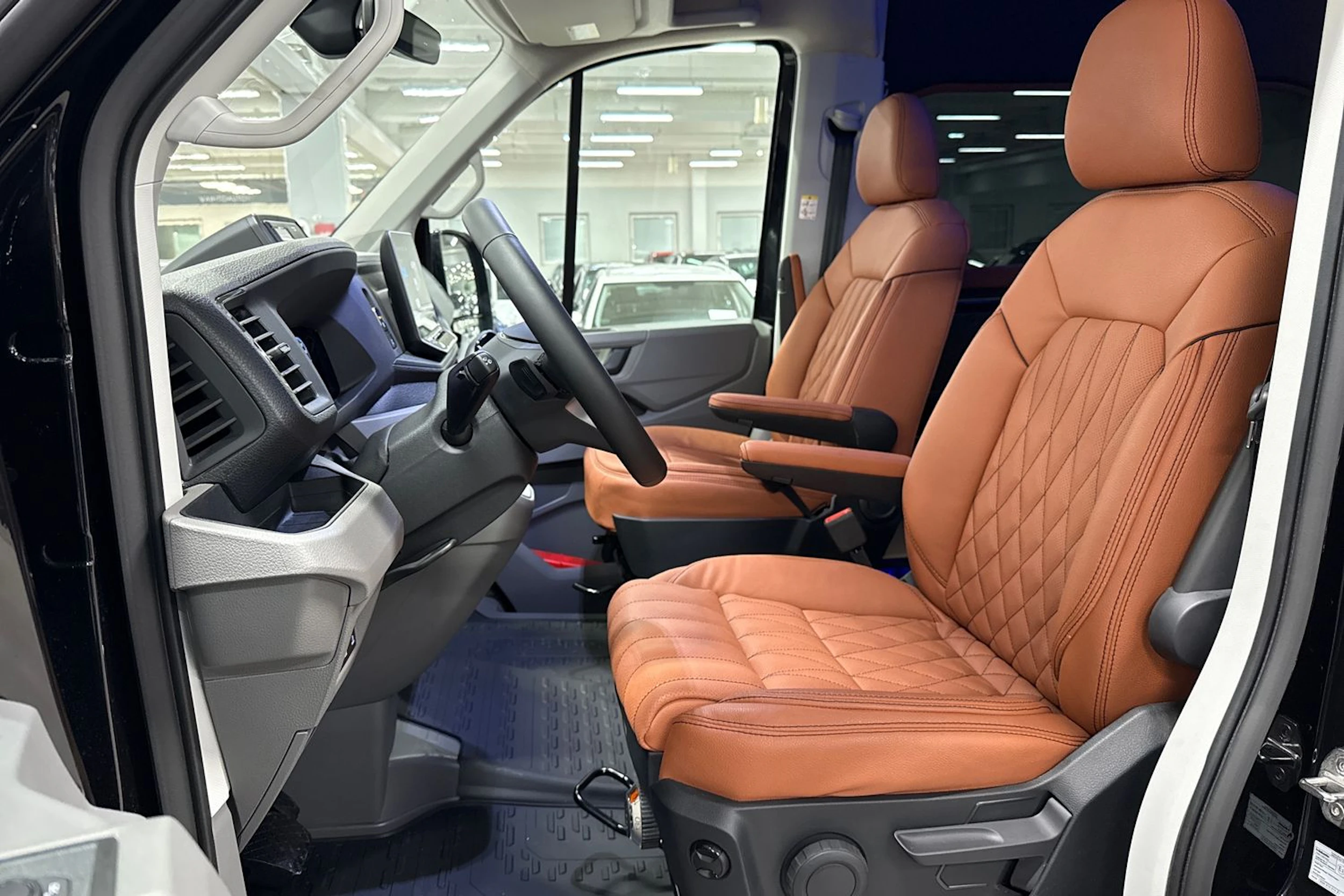 musta Volkswagen Crafter 2026 kuva 24.