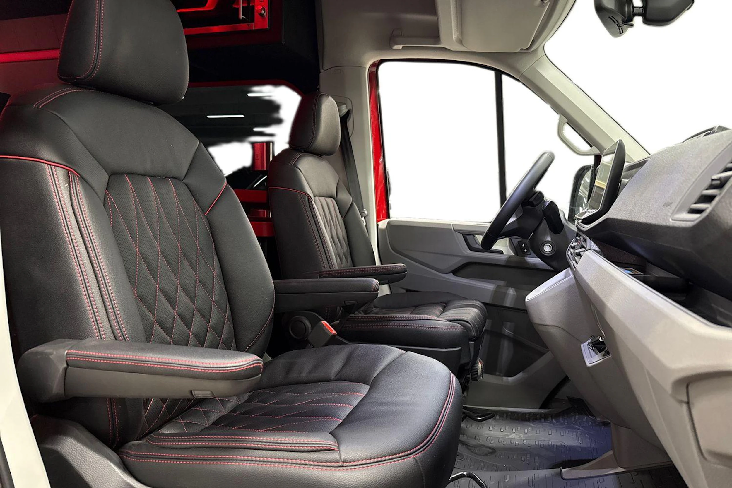 Punainen Volkswagen Crafter 2026 kuva 11.