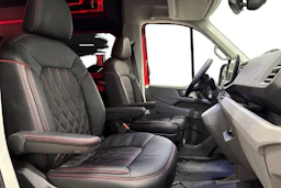 Punainen Volkswagen Crafter 2026 kuva 11.