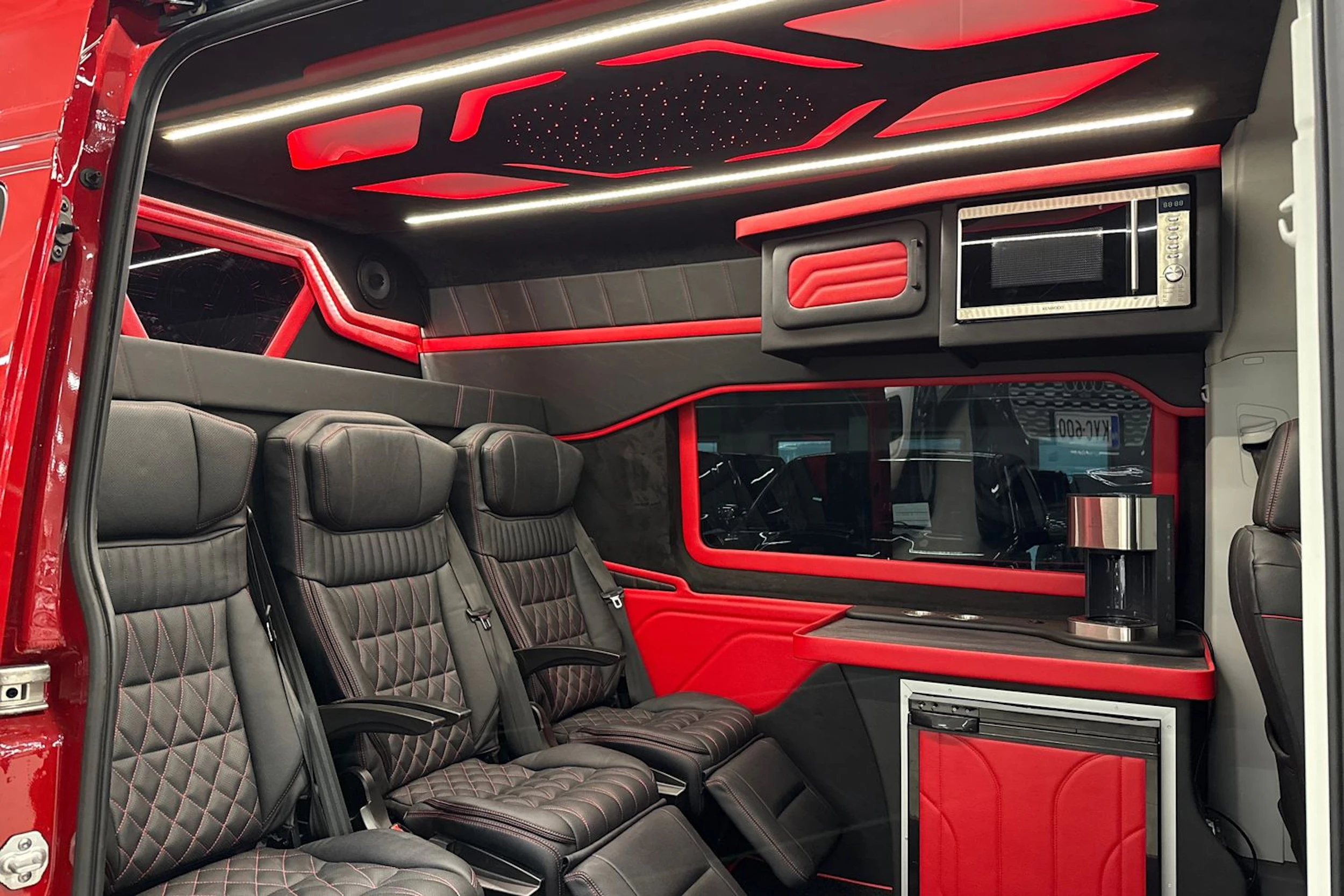Punainen Volkswagen Crafter 2026 kuva 13.