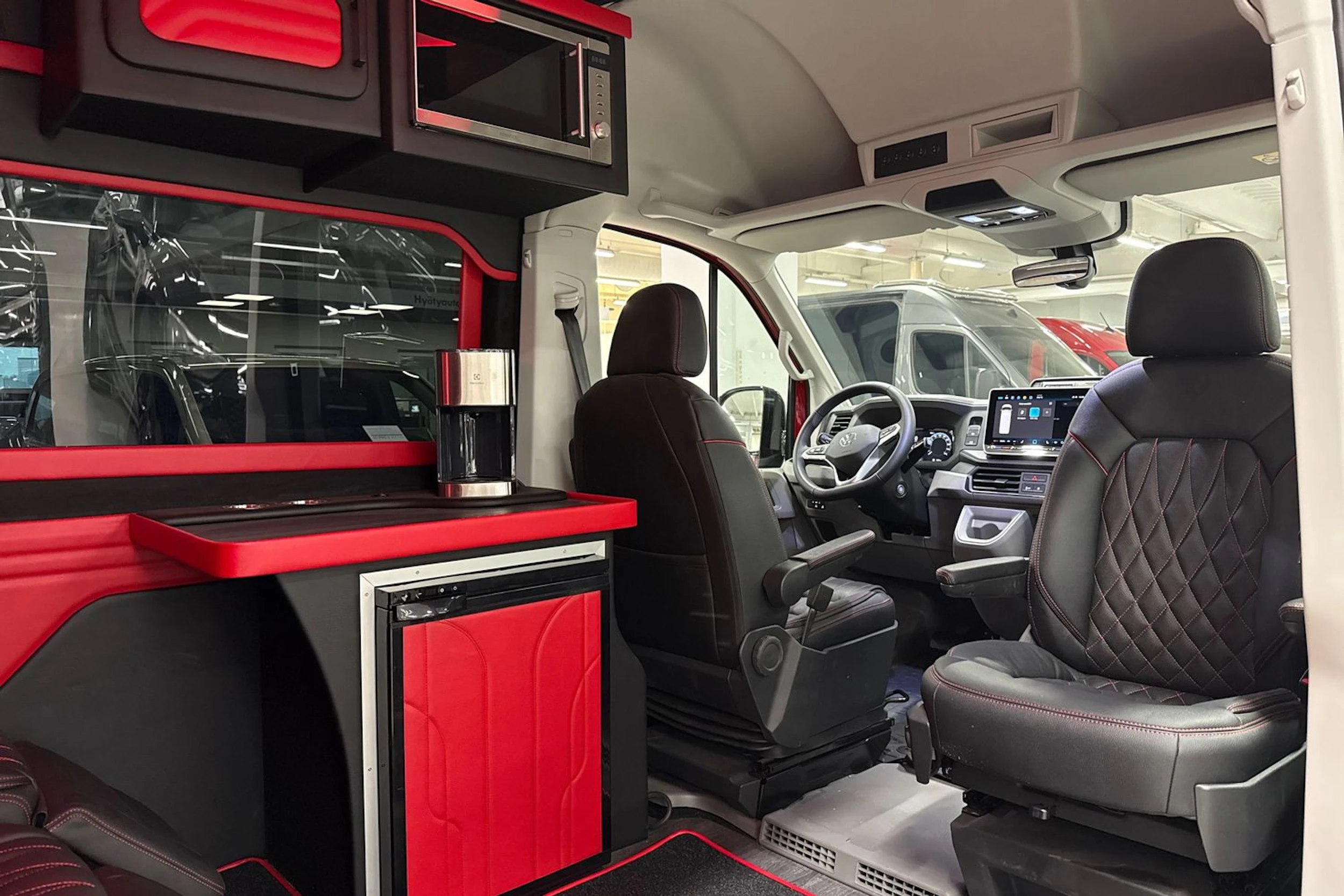 Punainen Volkswagen Crafter 2026 kuva 15.