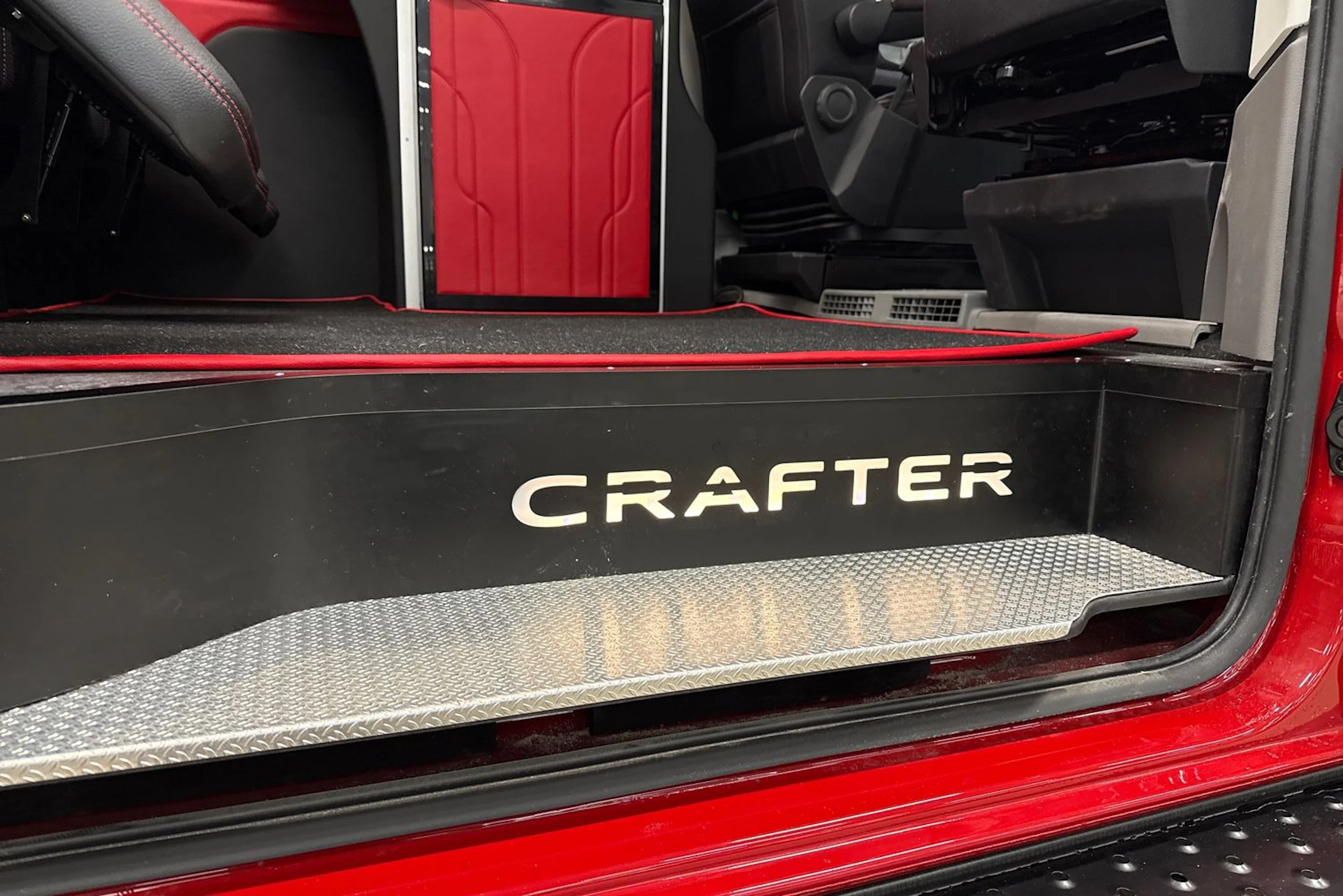 Punainen Volkswagen Crafter 2026 kuva 20.