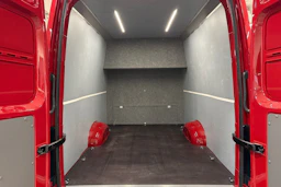 Punainen Volkswagen Crafter 2026 kuva 21.