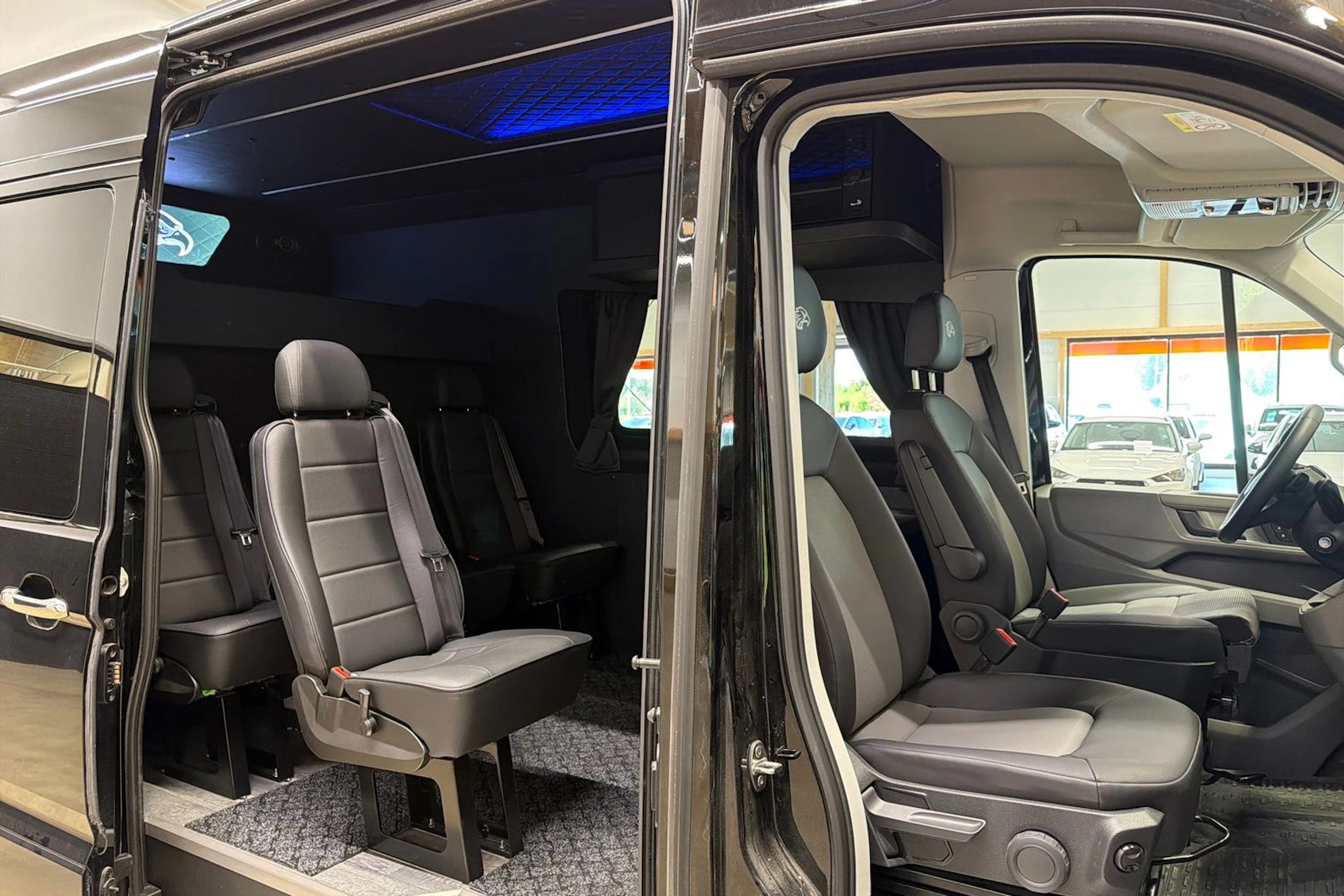 musta Volkswagen Crafter 2026 kuva 4.