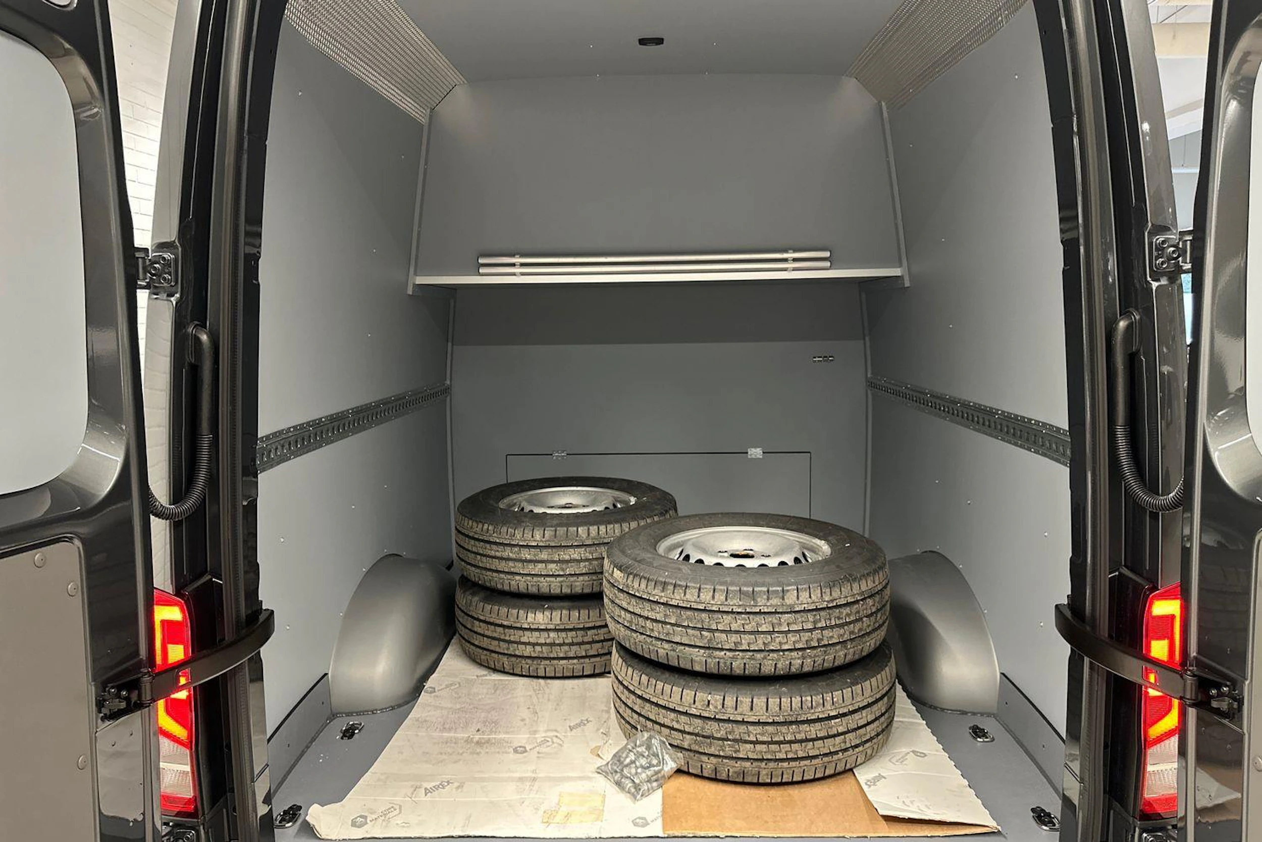 Harmaa Volkswagen Crafter 2026 kuva 32.