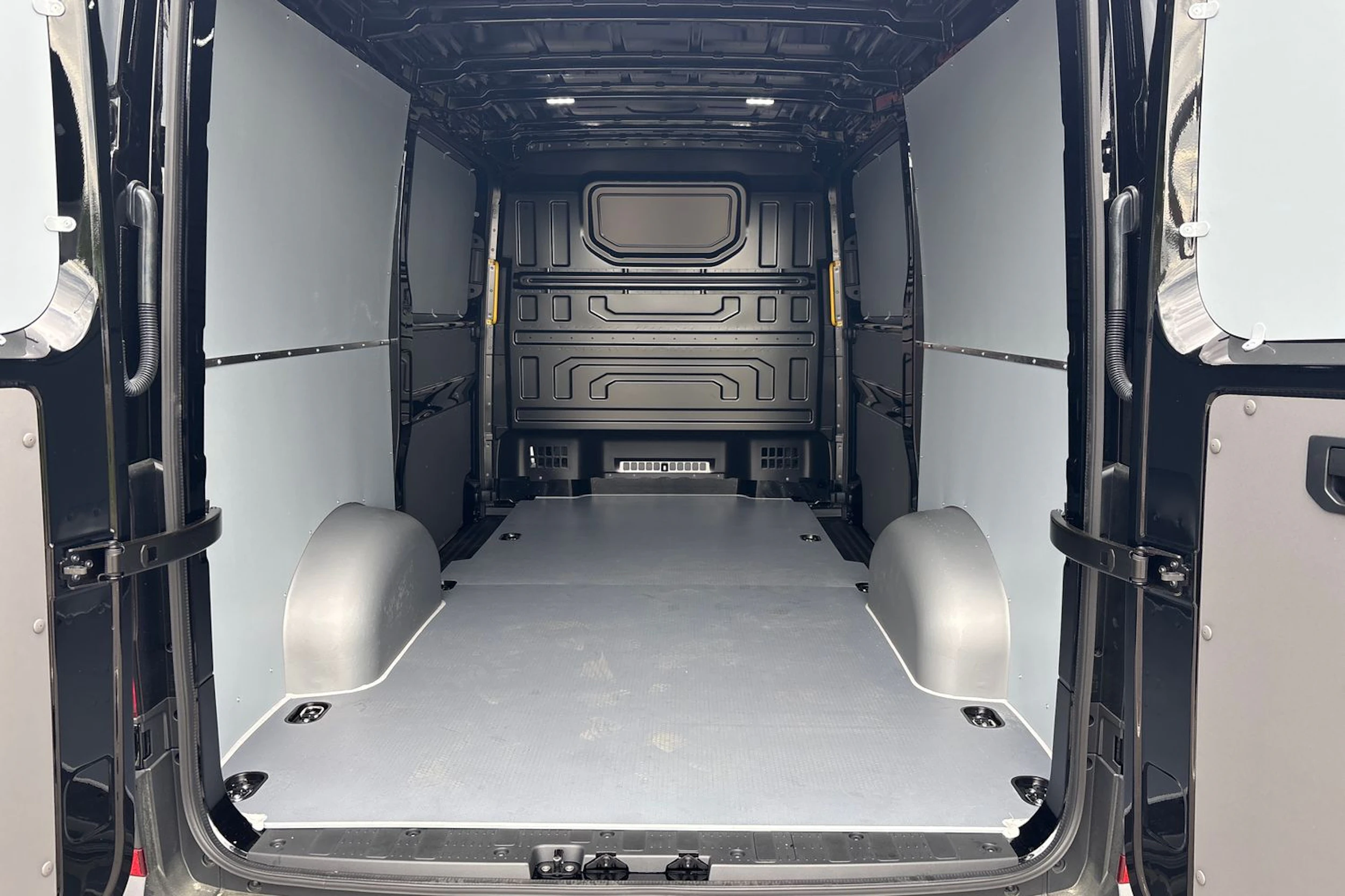 musta Volkswagen Crafter 2026 kuva 14.