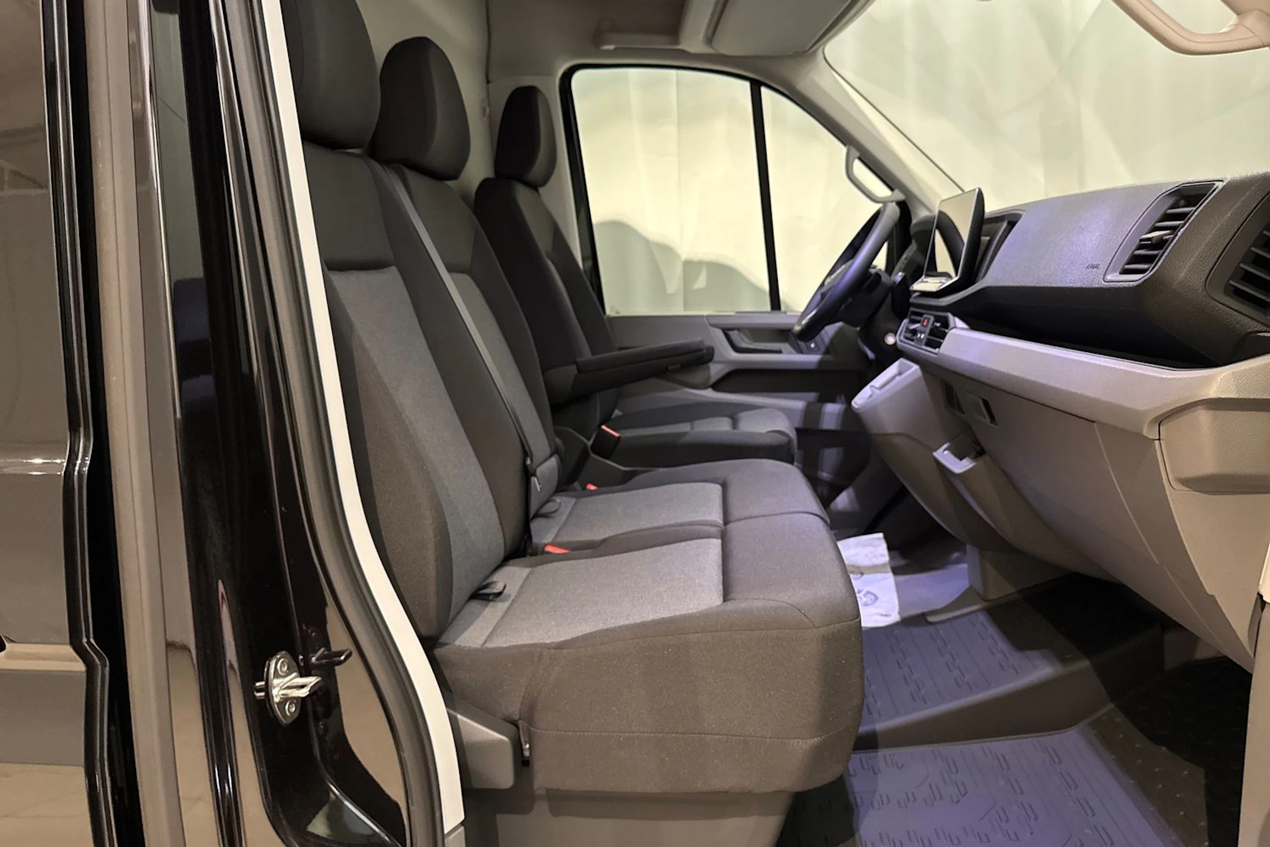 musta Volkswagen Crafter 2026 kuva 14.