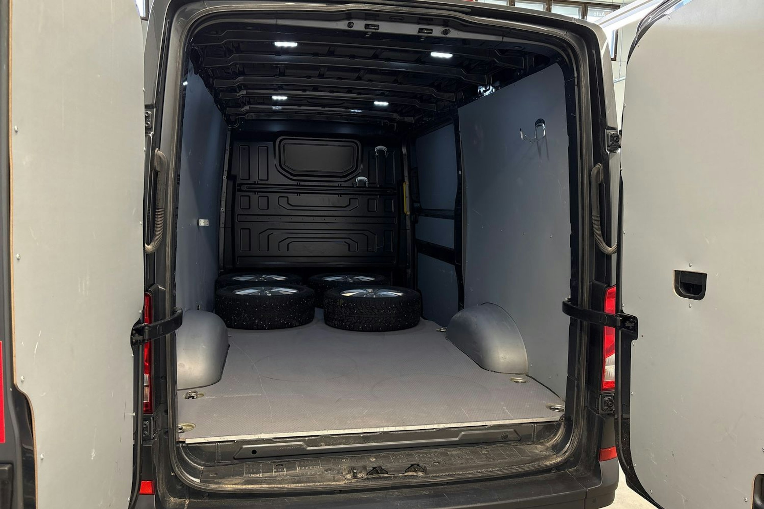 Harmaa Volkswagen Crafter 35 2019 kuva 10.