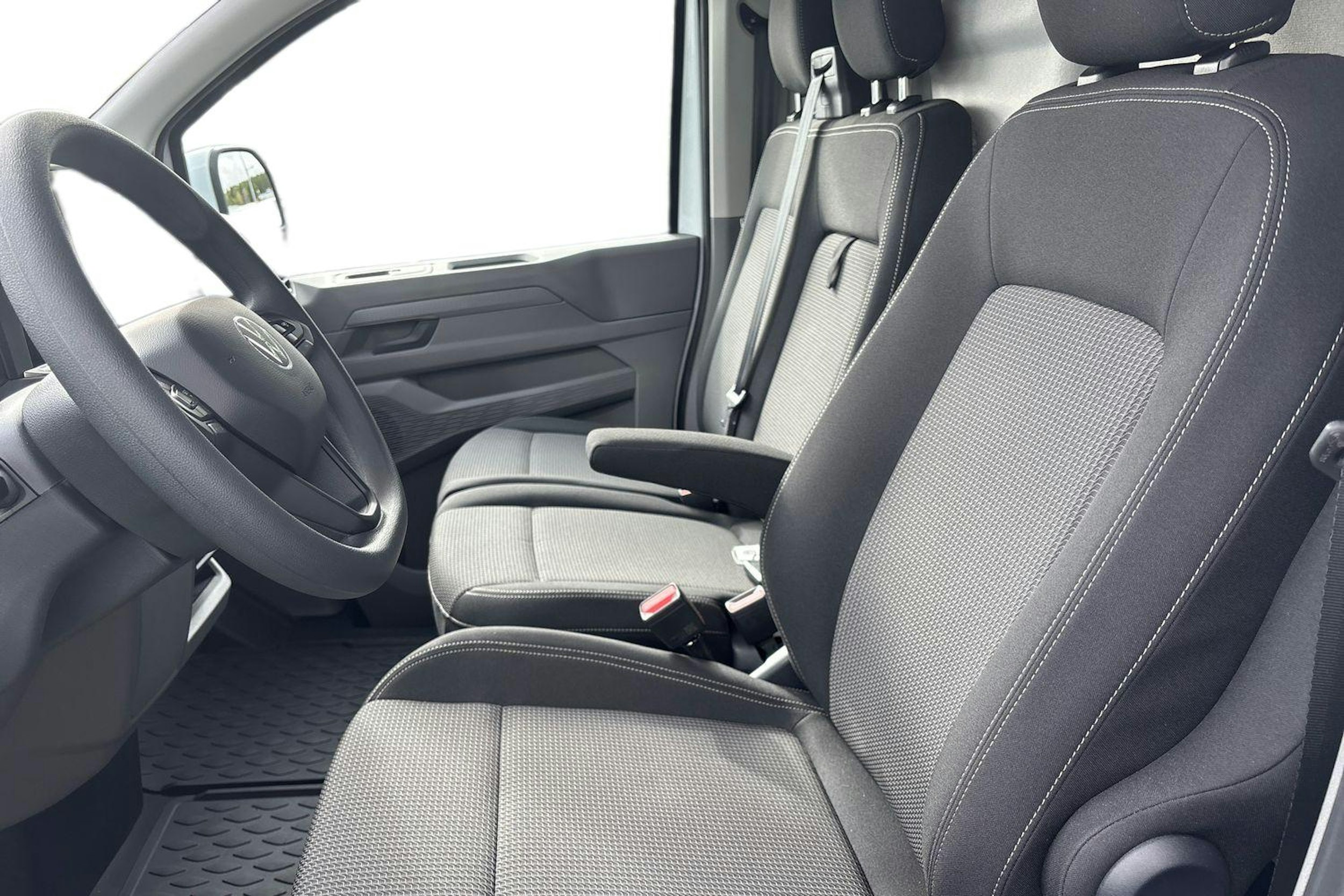 Valkoinen Volkswagen e-Transporter 2025 kuva 10.