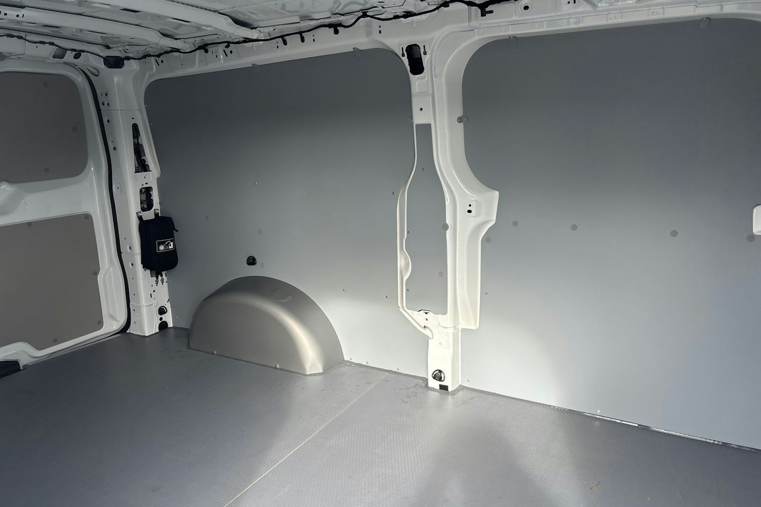 Valkoinen Volkswagen e-Transporter 2025 kuva 12.