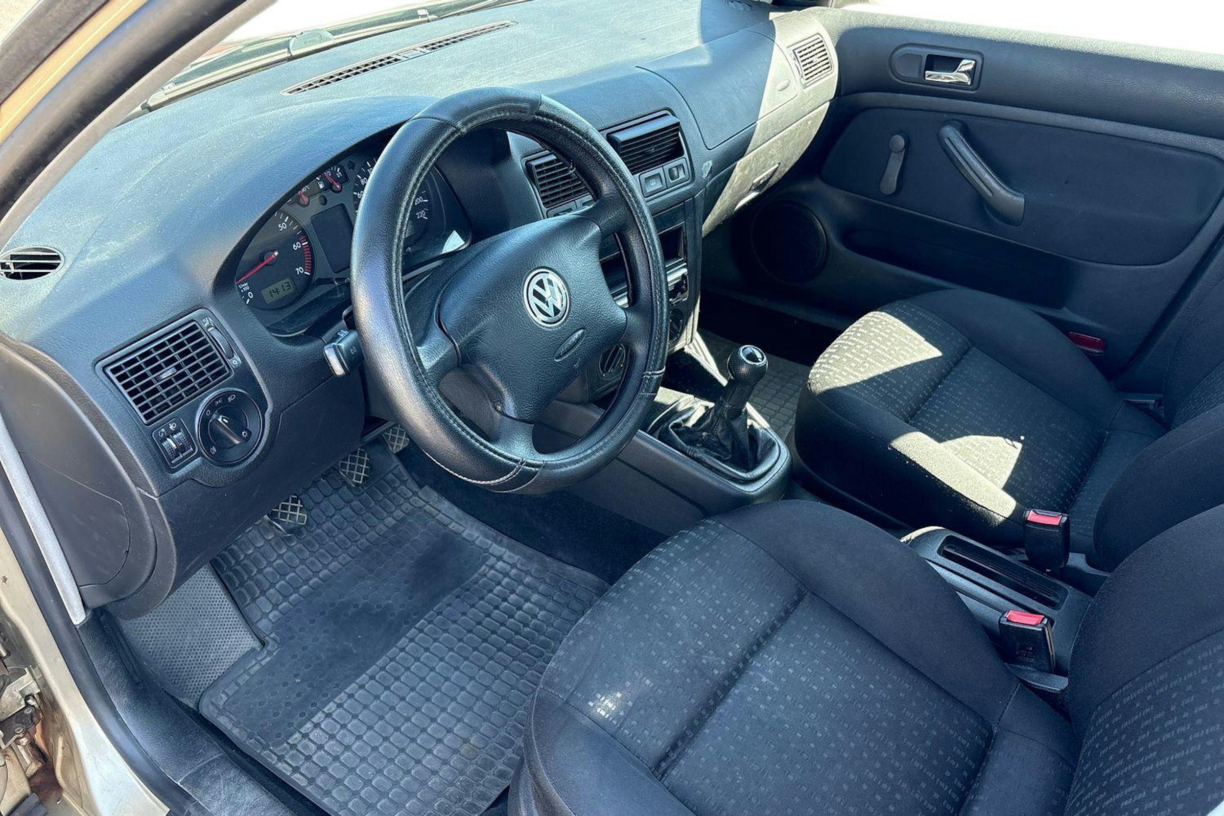 ruskea (beige) Volkswagen Golf 2000 kuva 6.