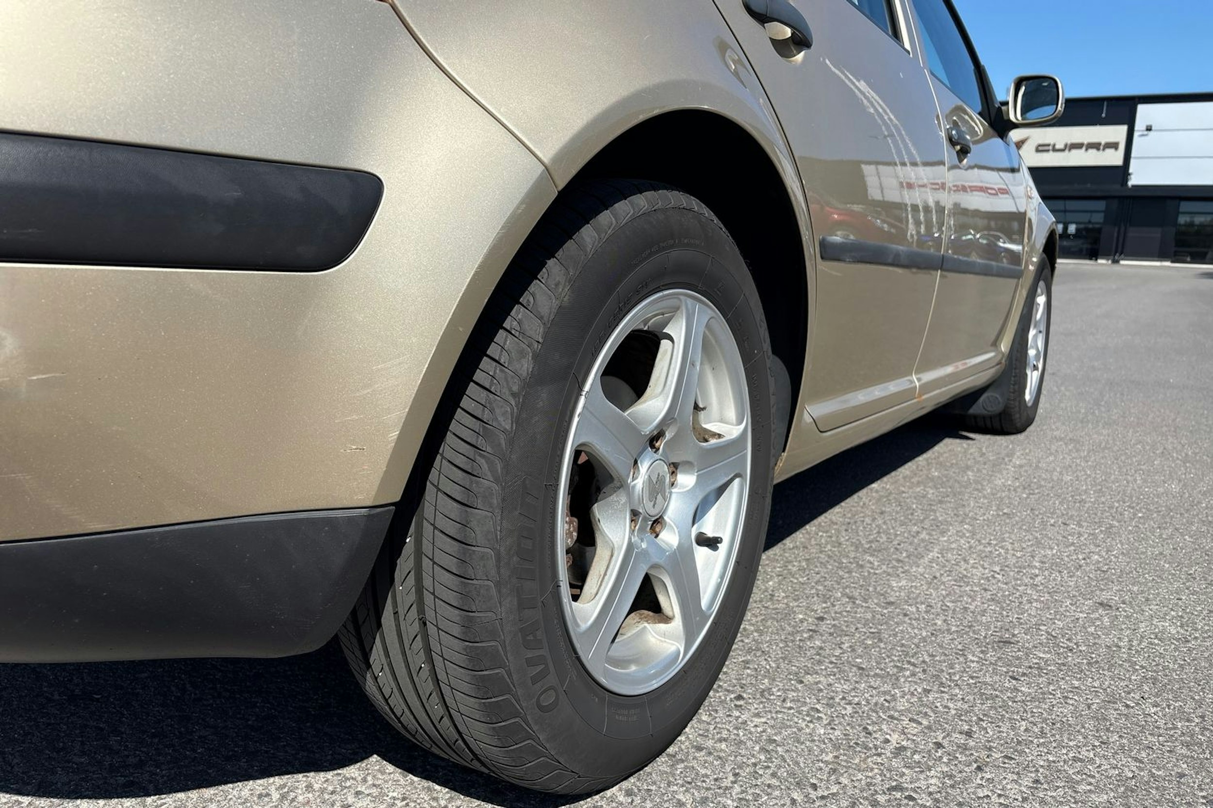 ruskea (beige) Volkswagen Golf 2000 kuva 11.