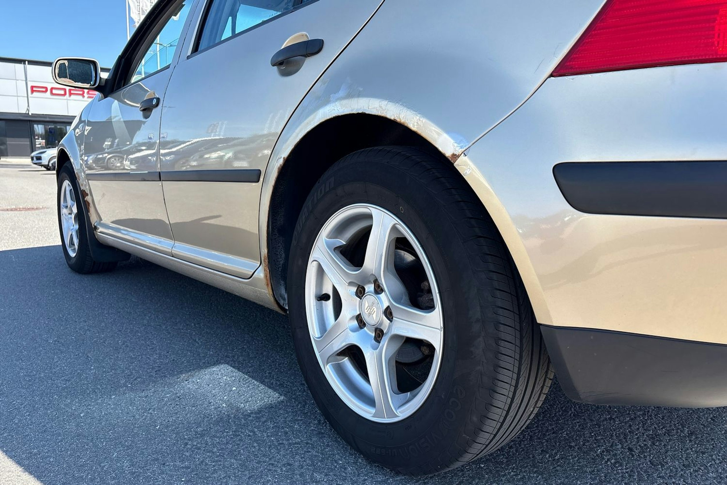 ruskea (beige) Volkswagen Golf 2000 kuva 12.