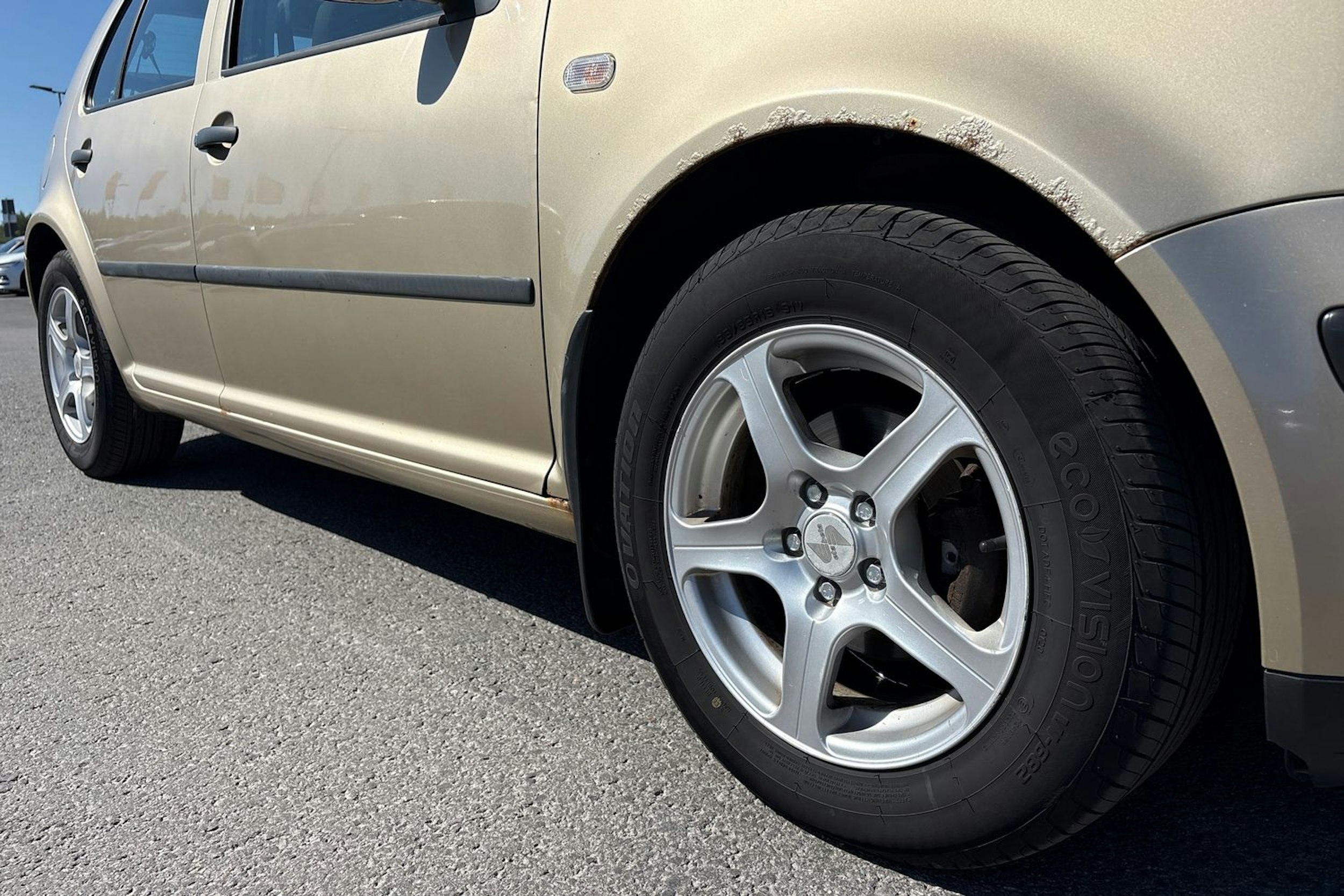 ruskea (beige) Volkswagen Golf 2000 kuva 16.