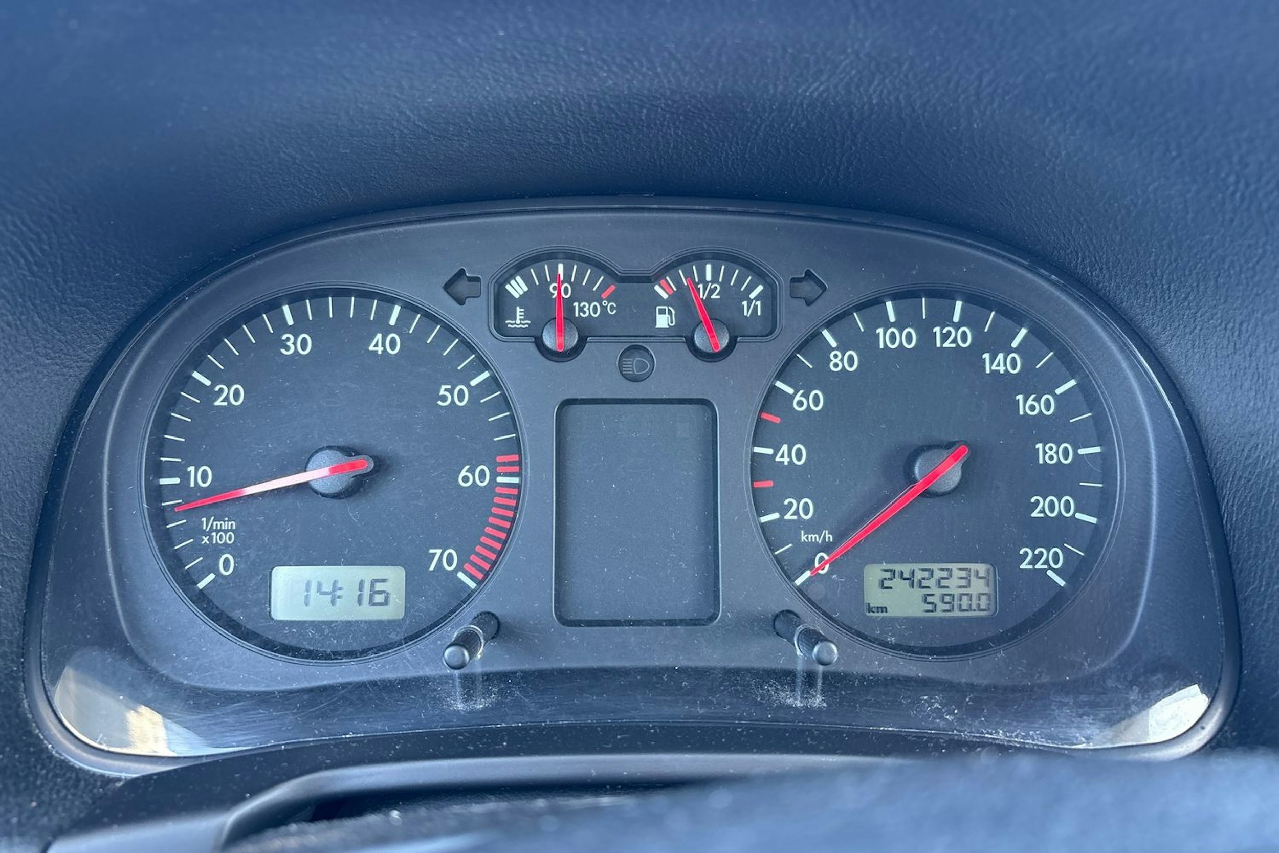 ruskea (beige) Volkswagen Golf 2000 kuva 20.
