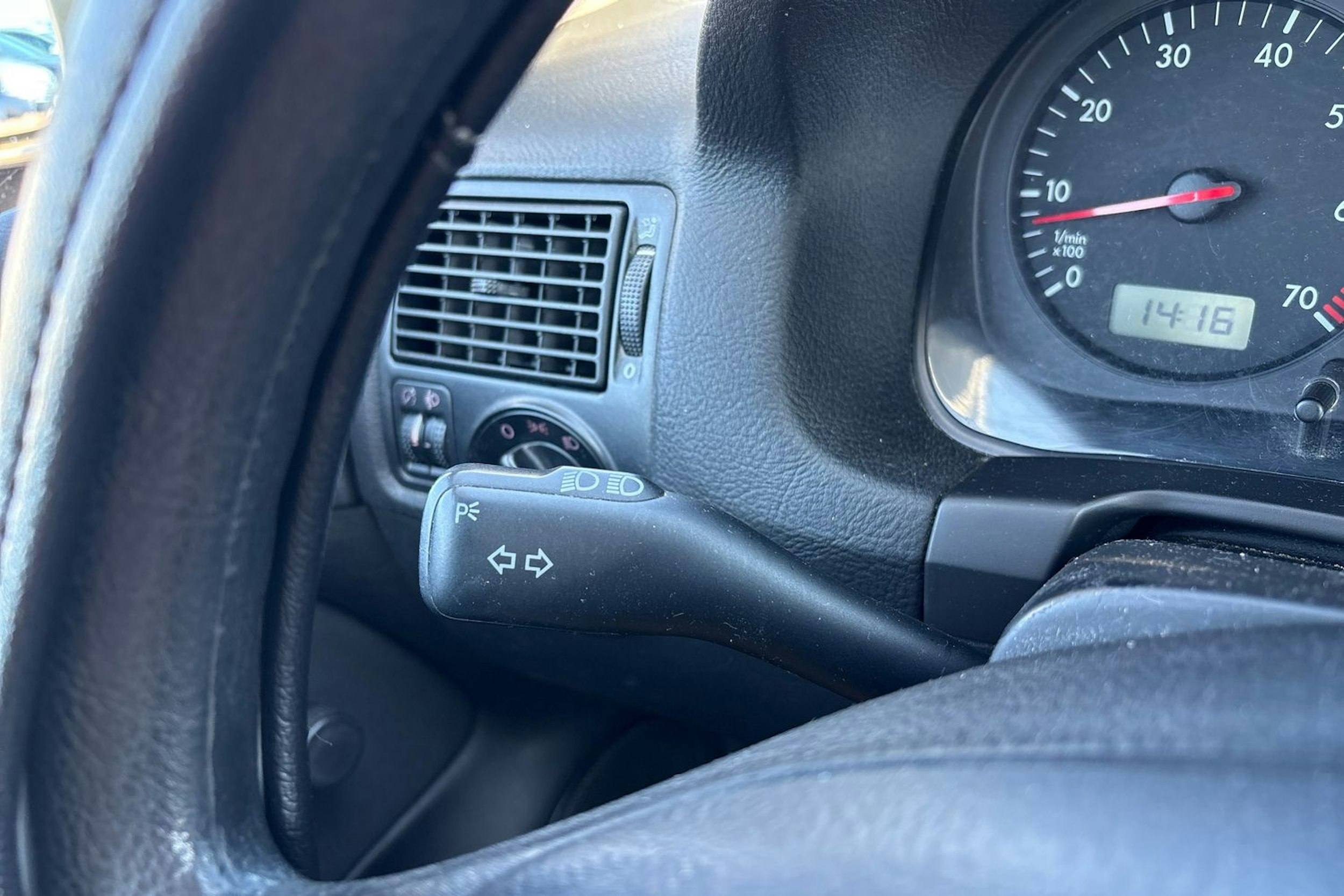 ruskea (beige) Volkswagen Golf 2000 kuva 21.