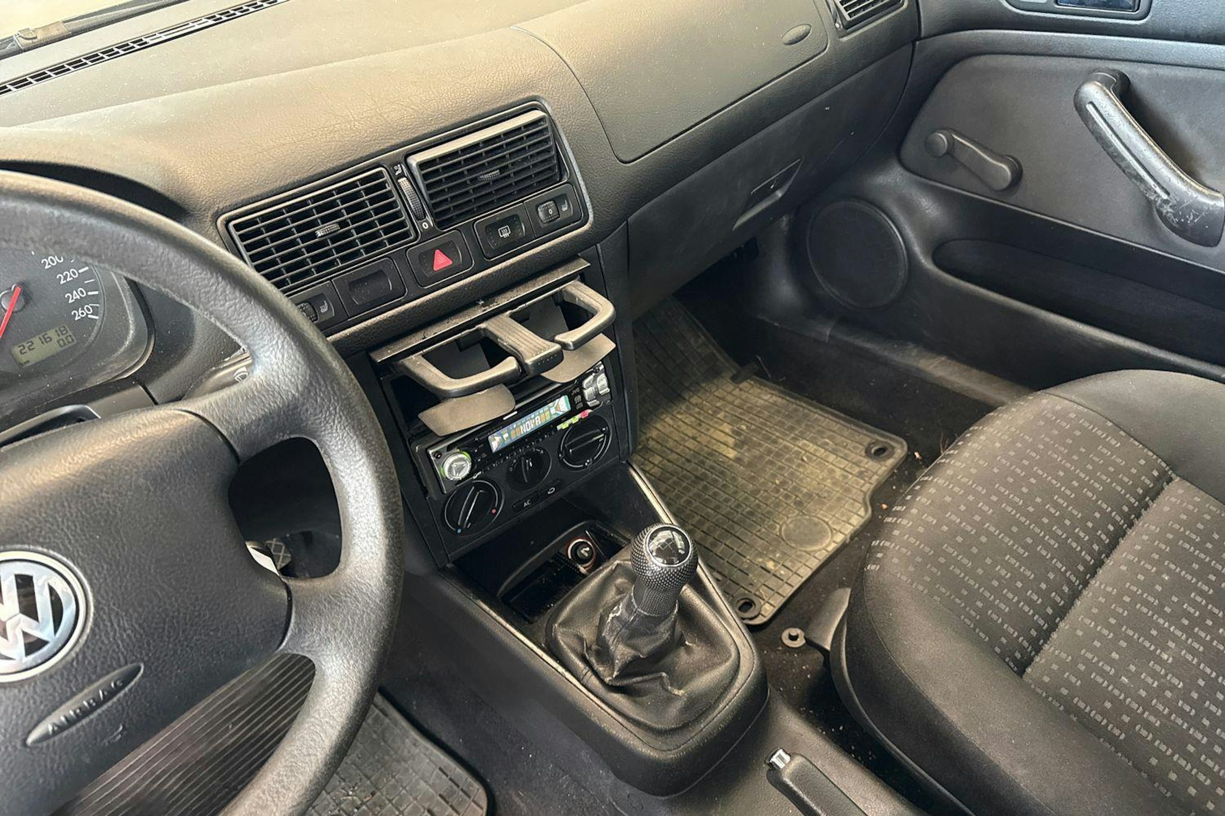 Ruskea (beige) Volkswagen GOLF 2001 kuva 14.