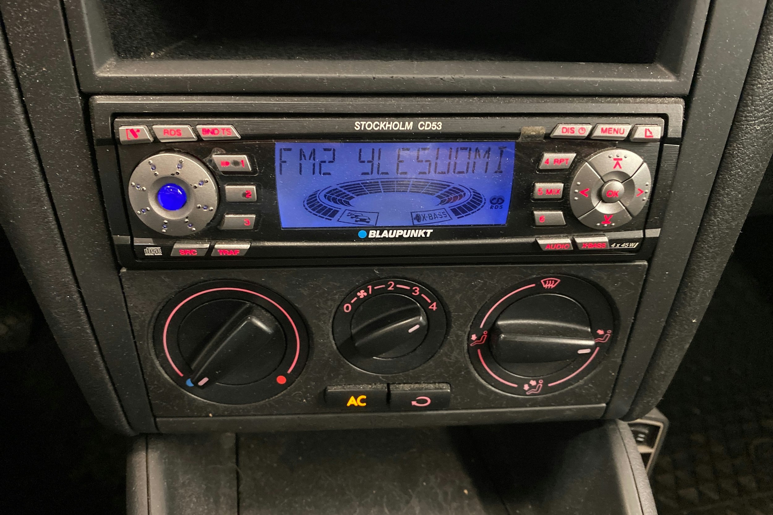 sininen Volkswagen Golf 2003 kuva 13.