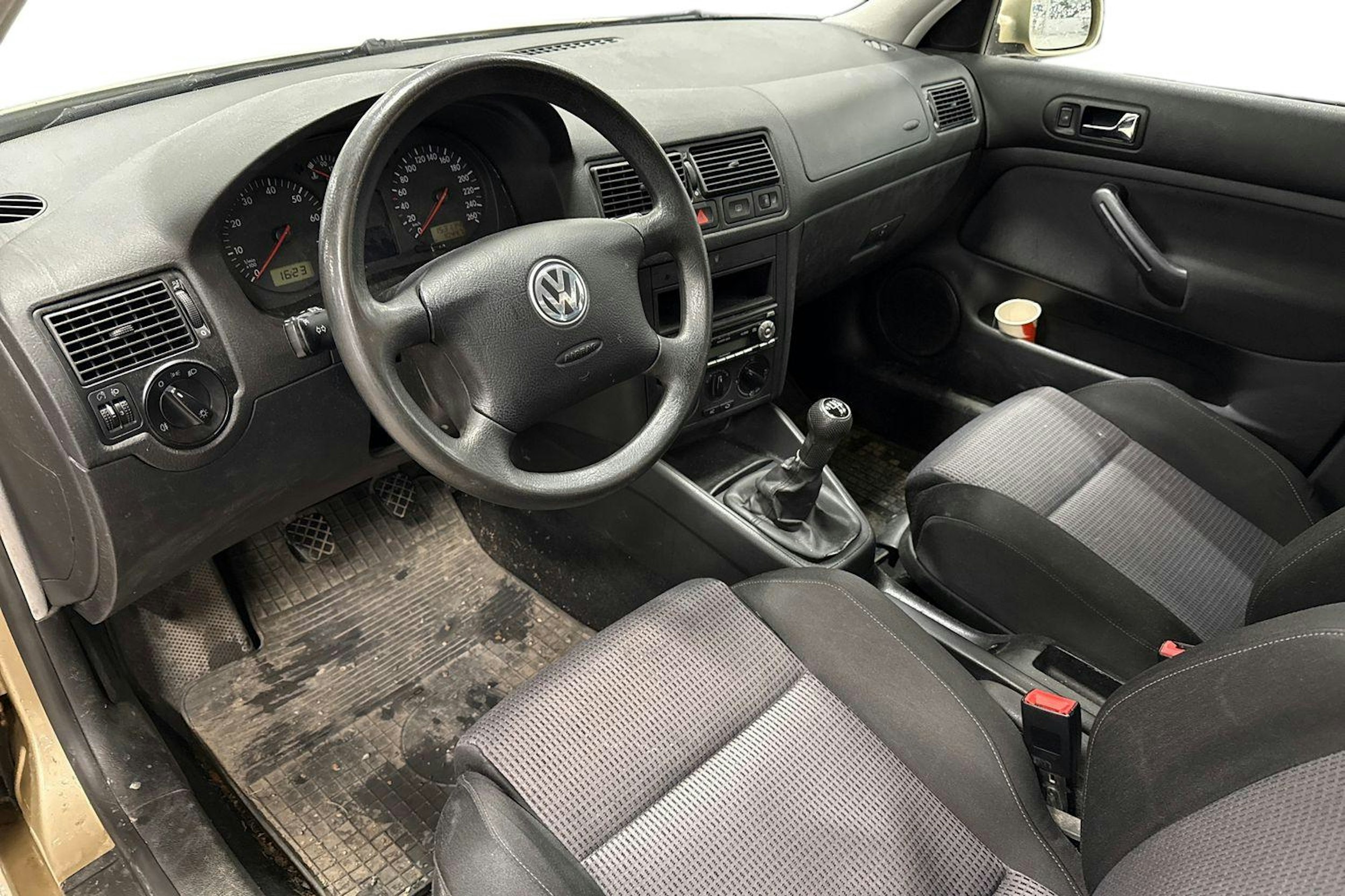 ruskea (beige) Volkswagen Golf 2003 kuva 6.