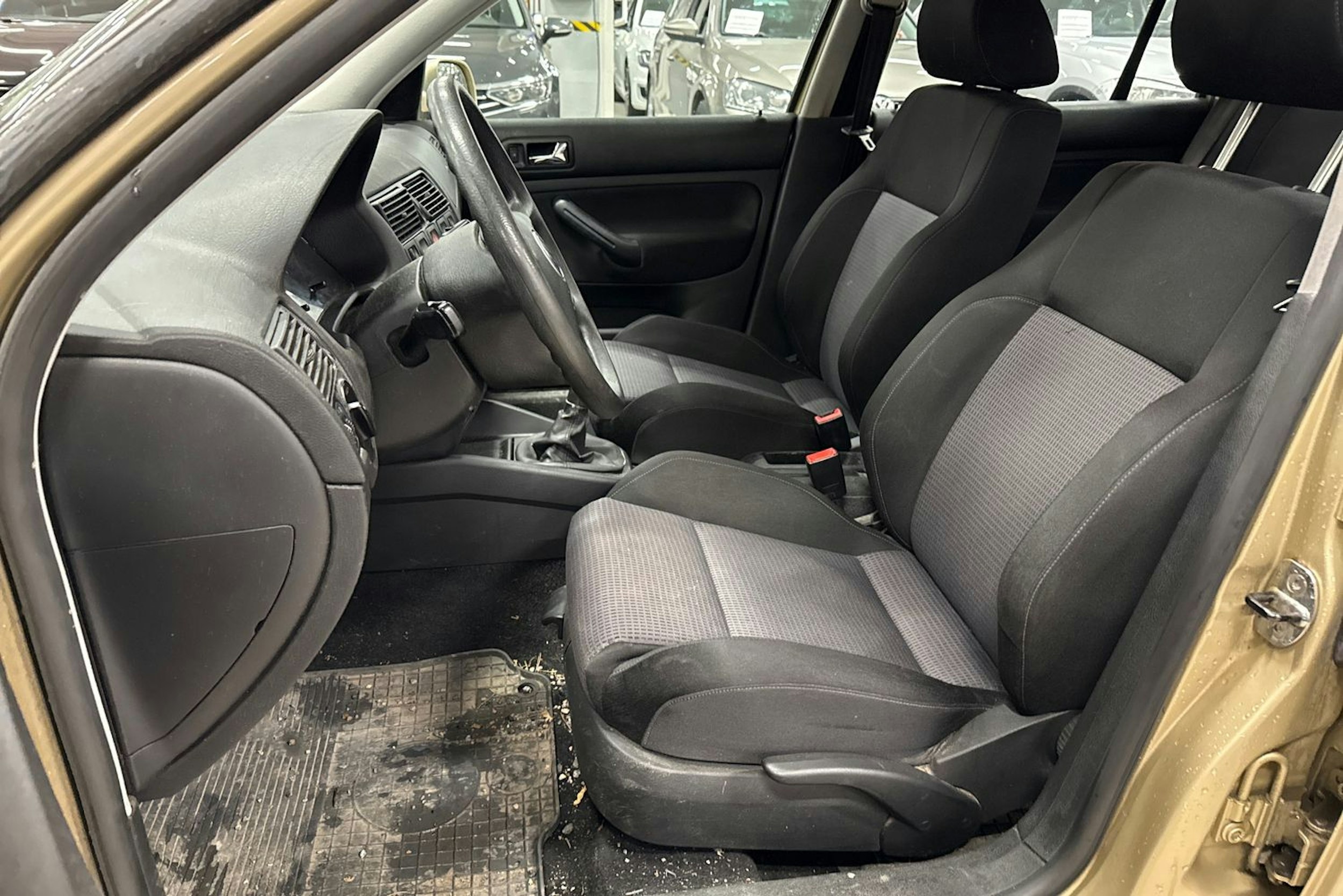 ruskea (beige) Volkswagen Golf 2003 kuva 11.