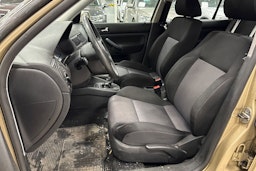 ruskea (beige) Volkswagen Golf 2003 kuva 11.