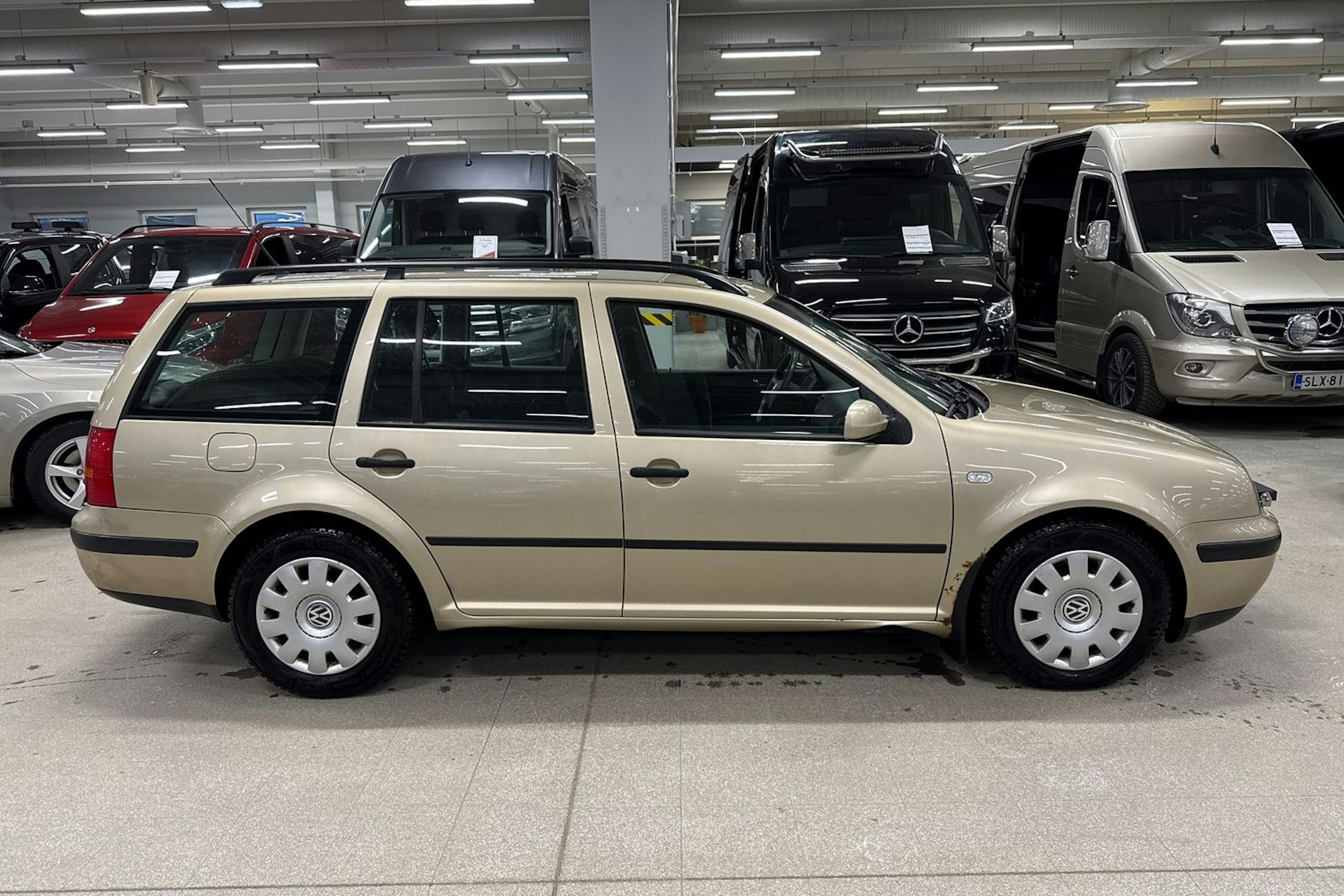ruskea (beige) Volkswagen Golf 2003 kuva 12.