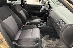 ruskea (beige) Volkswagen Golf 2003 kuva 20.