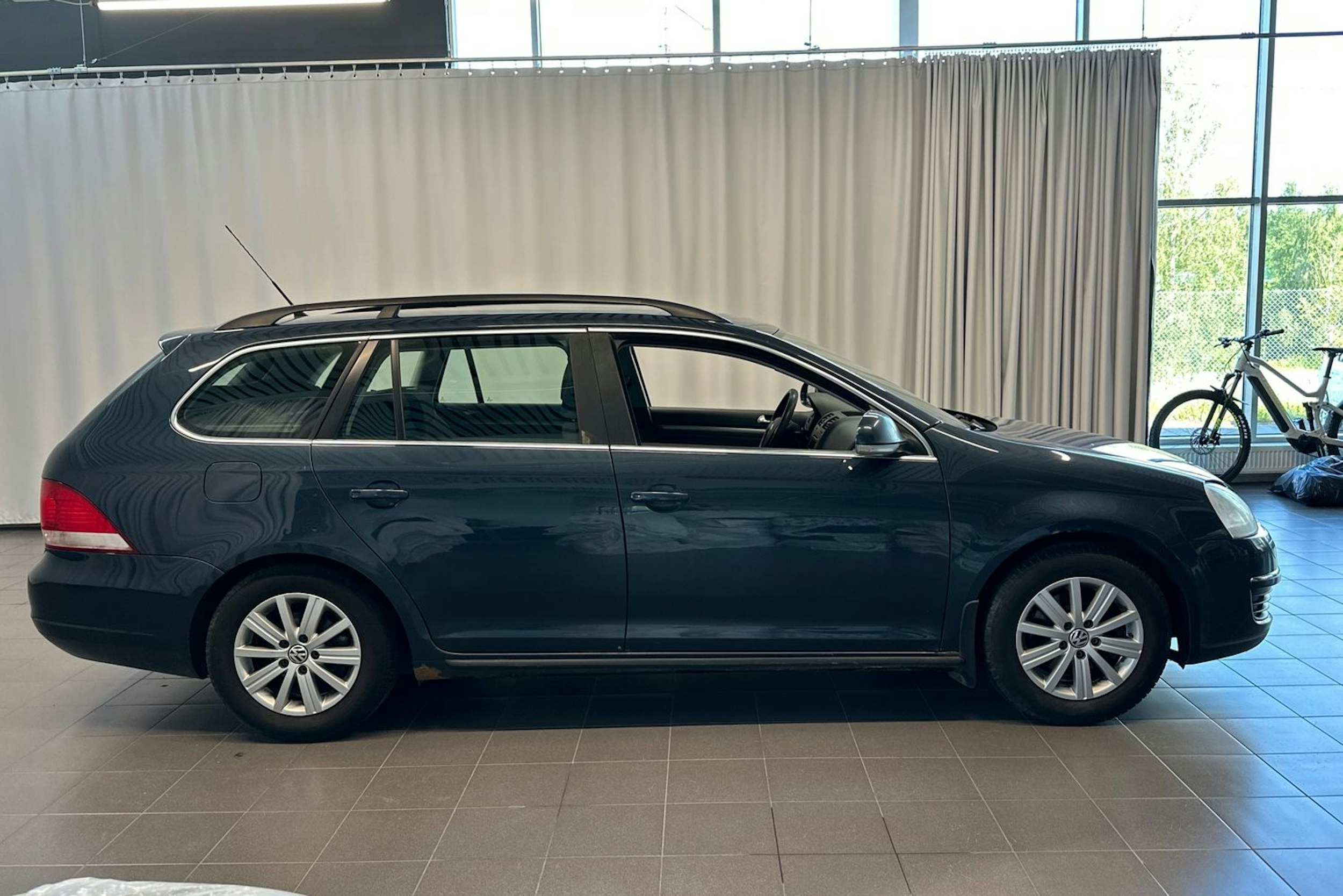 sininen Volkswagen Golf 2008 kuva 13.