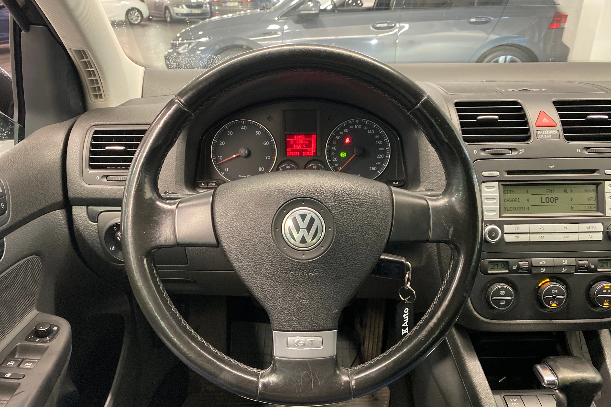 musta Volkswagen Golf 2008 kuva 11.