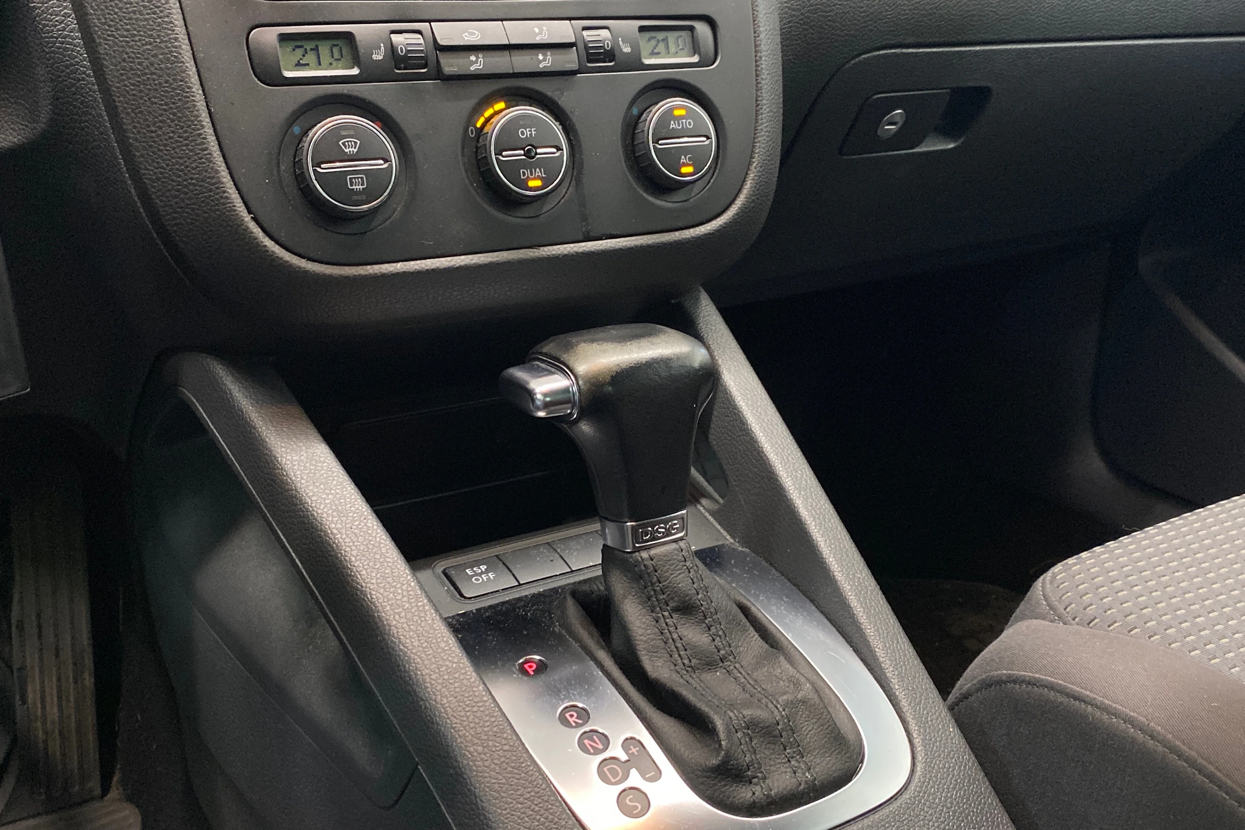 musta Volkswagen Golf 2008 kuva 14.