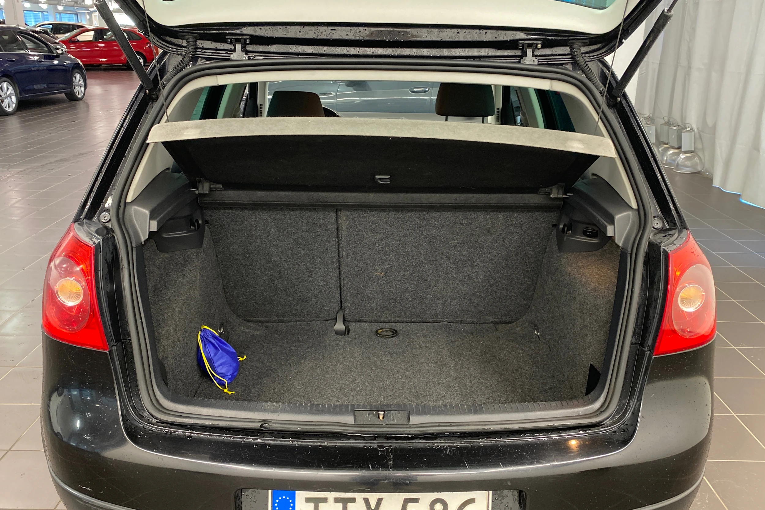 musta Volkswagen Golf 2008 kuva 20.