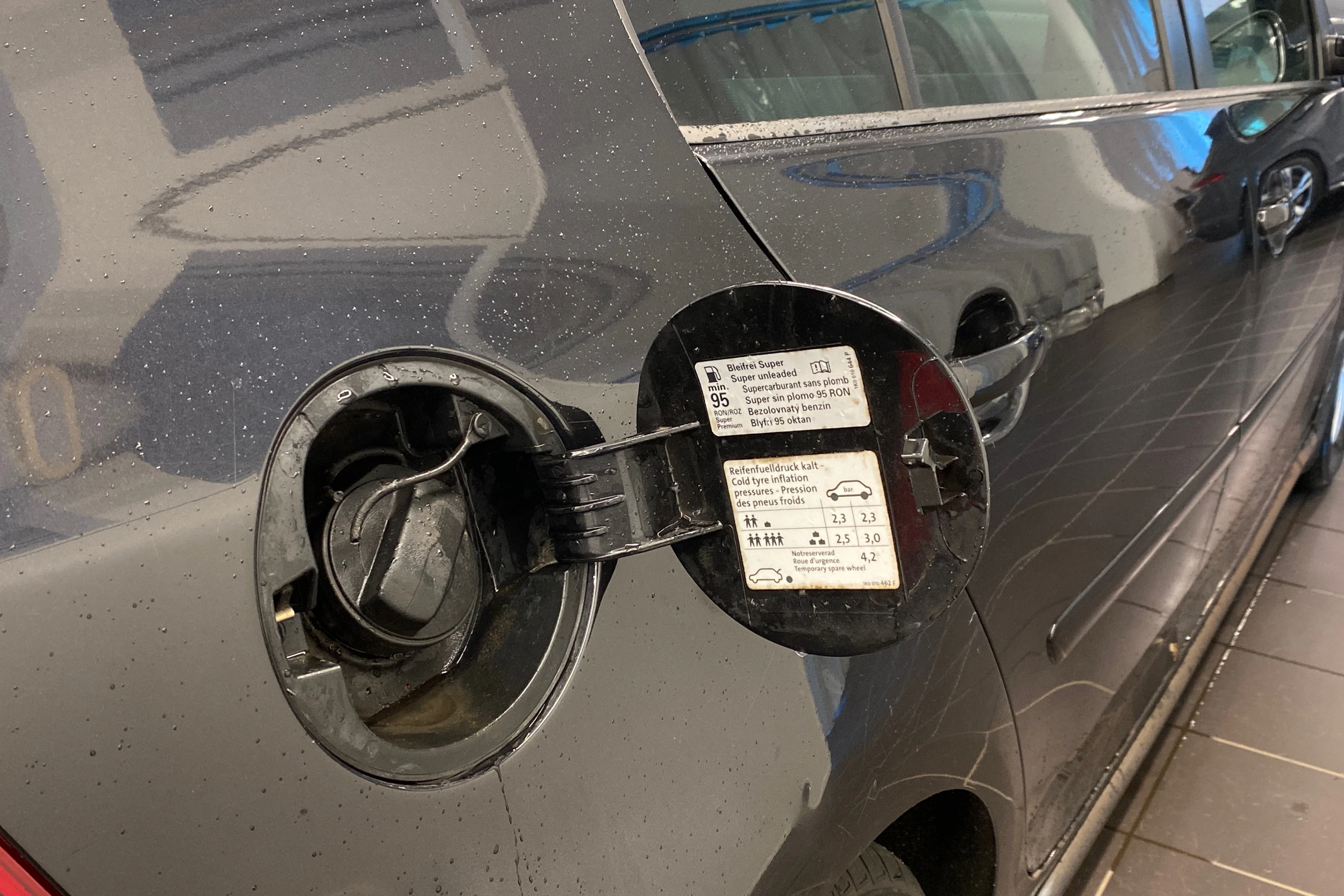 musta Volkswagen Golf 2008 kuva 28.
