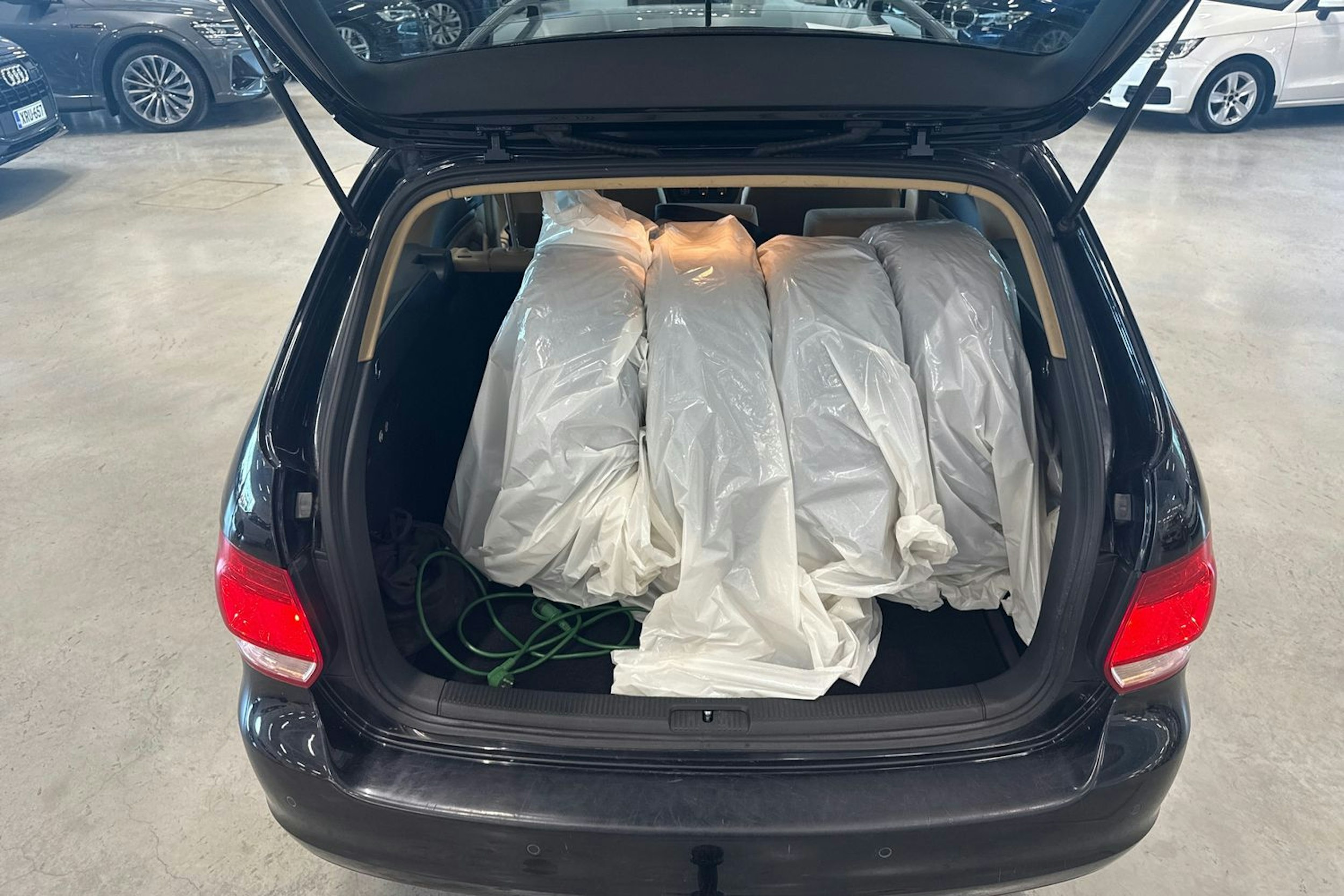 musta Volkswagen Golf 2008 kuva 21.