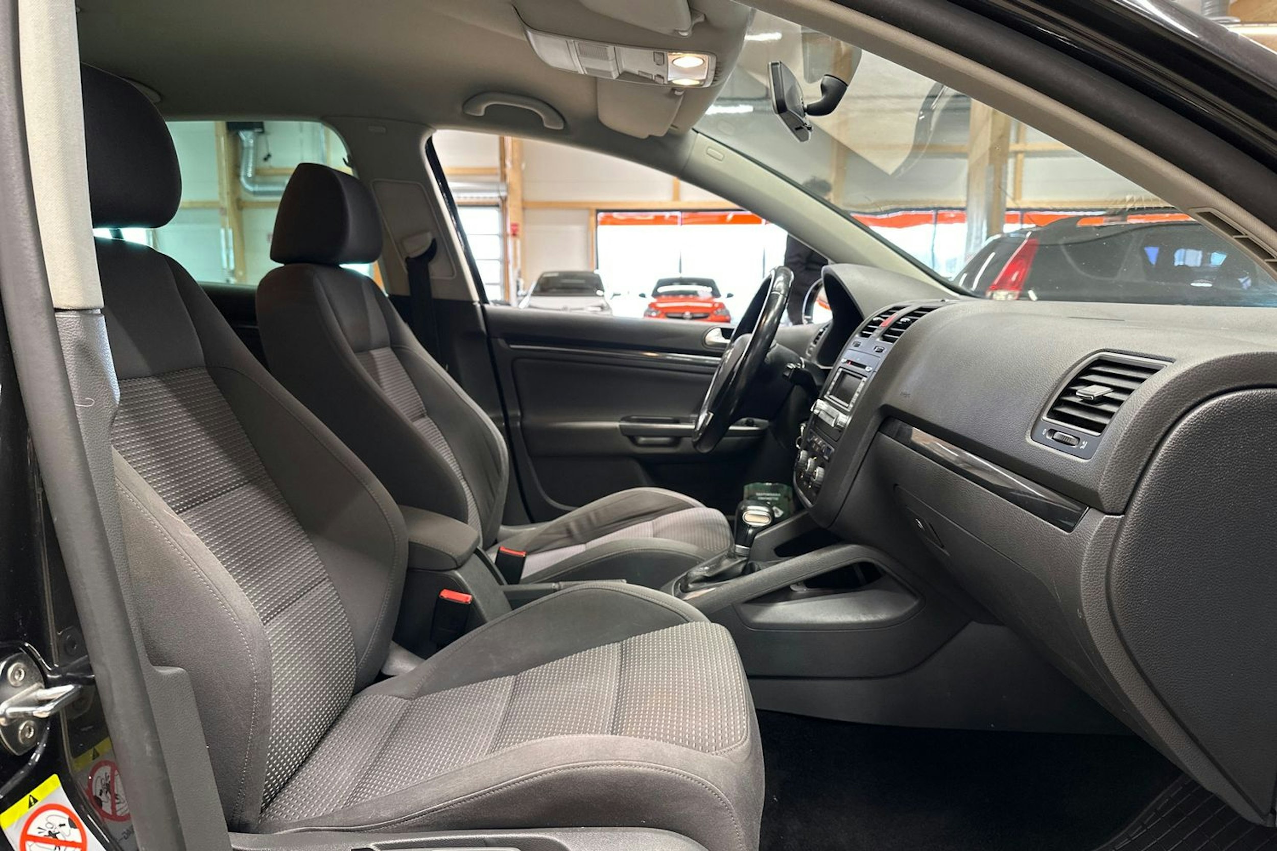 musta Volkswagen Golf 2008 kuva 15.