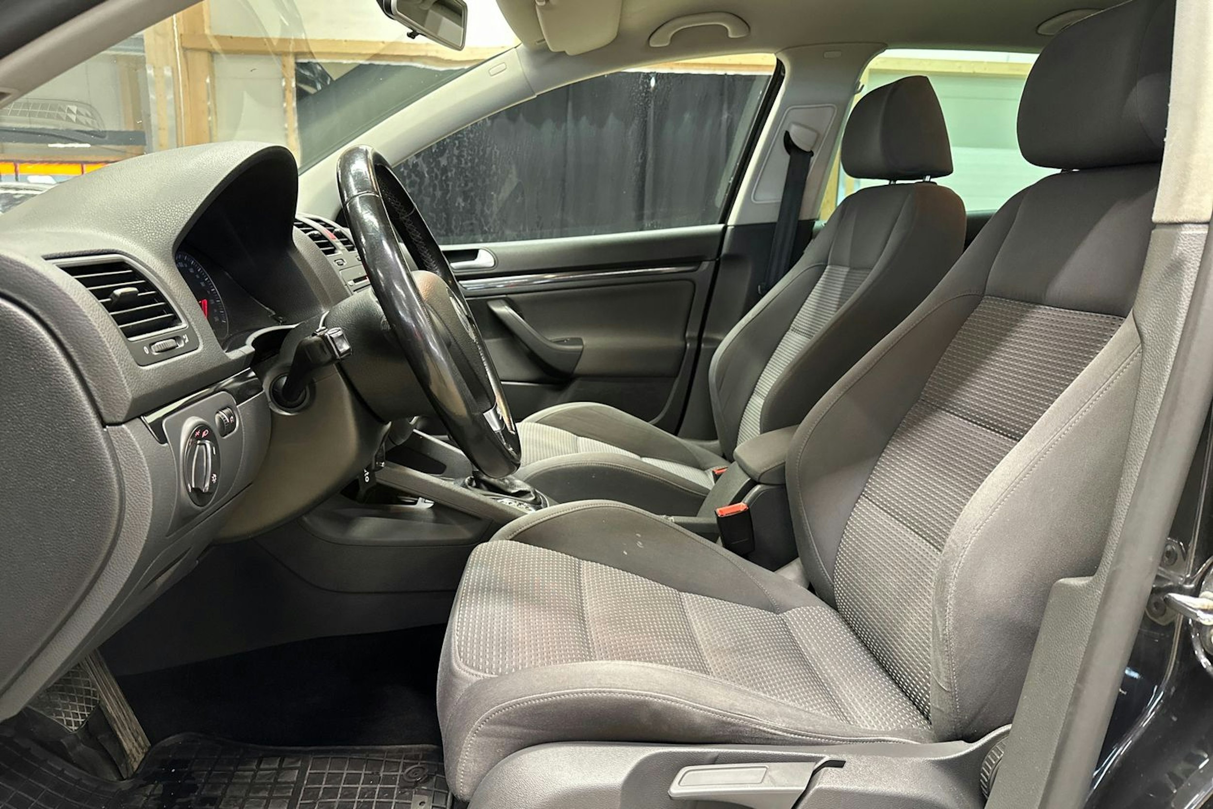 musta Volkswagen Golf 2008 kuva 17.