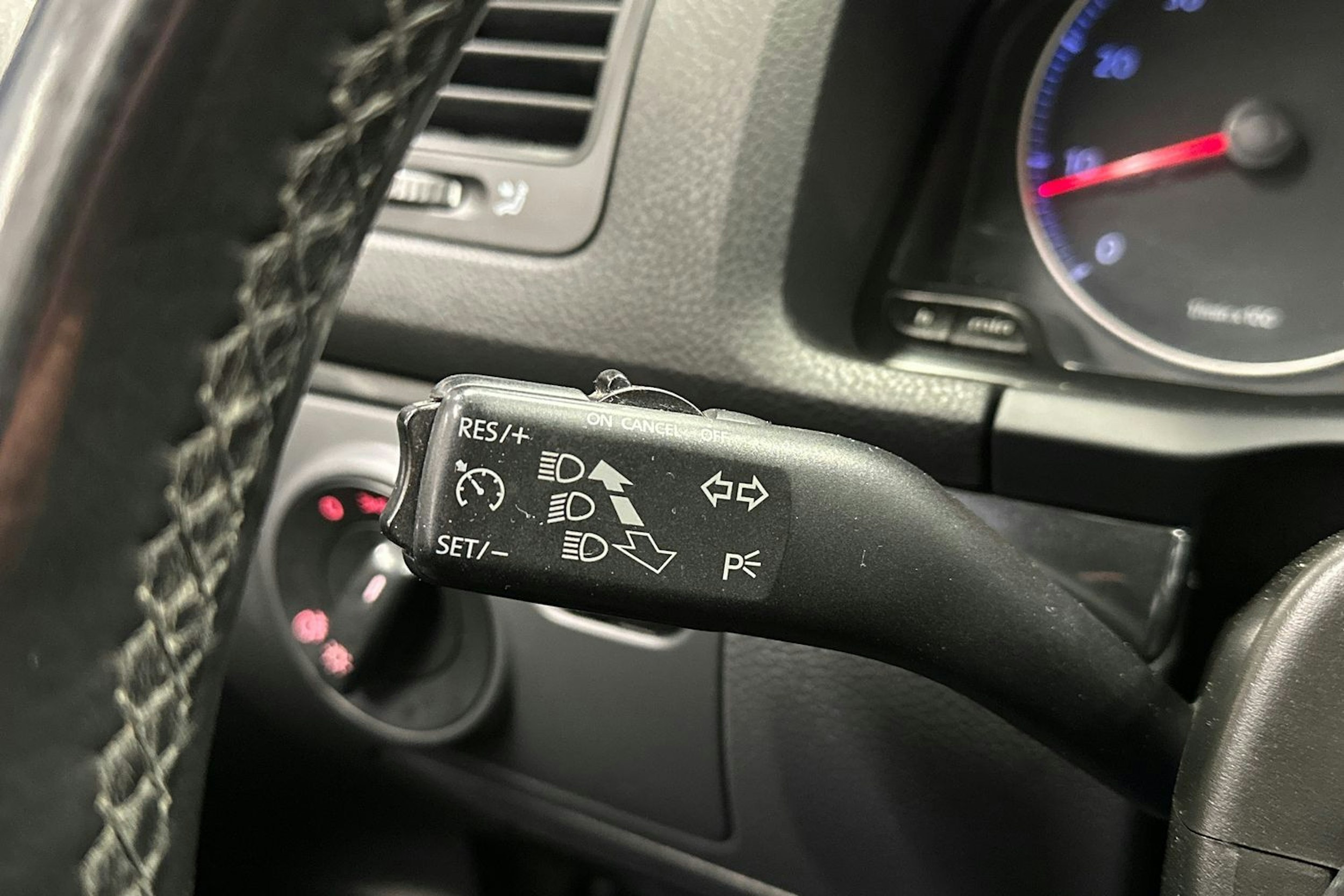 musta Volkswagen Golf 2008 kuva 21.