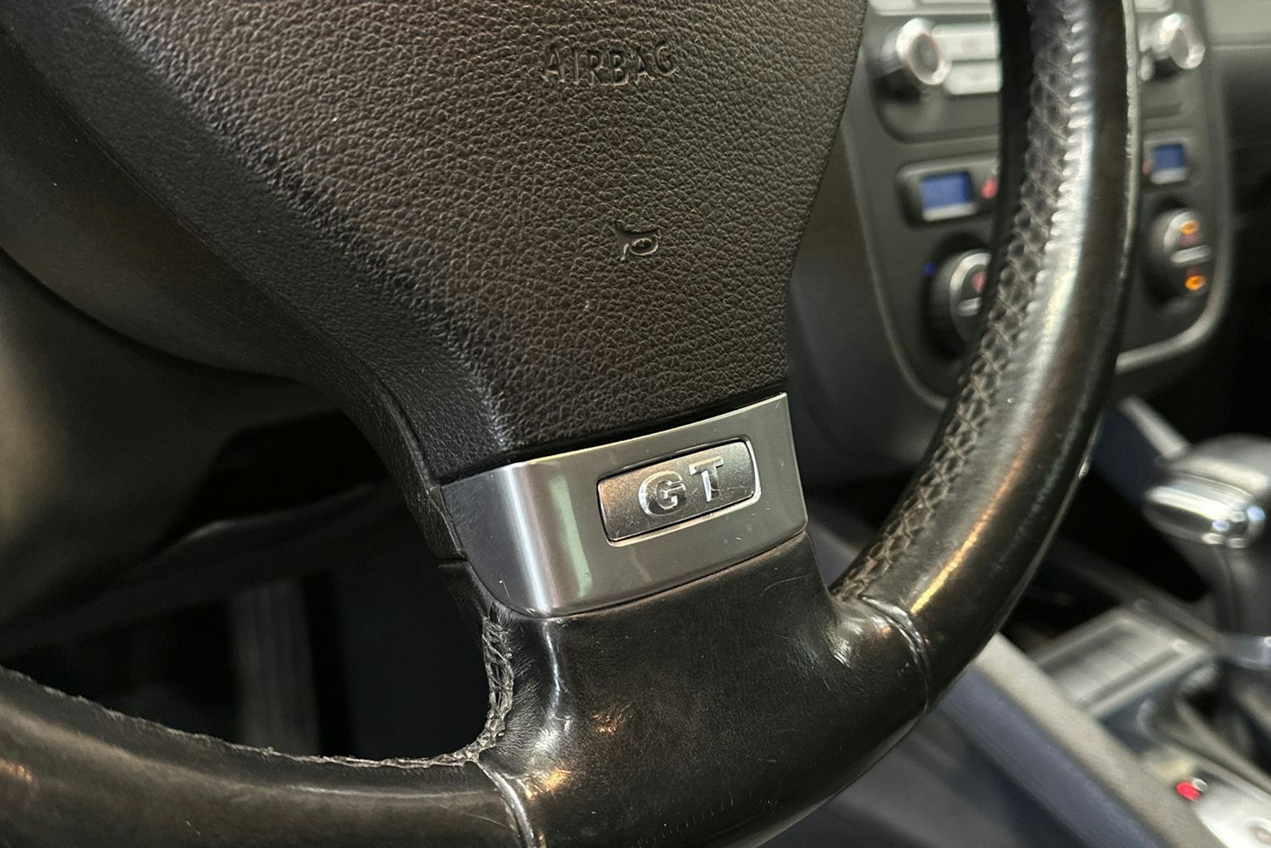 musta Volkswagen Golf 2008 kuva 25.