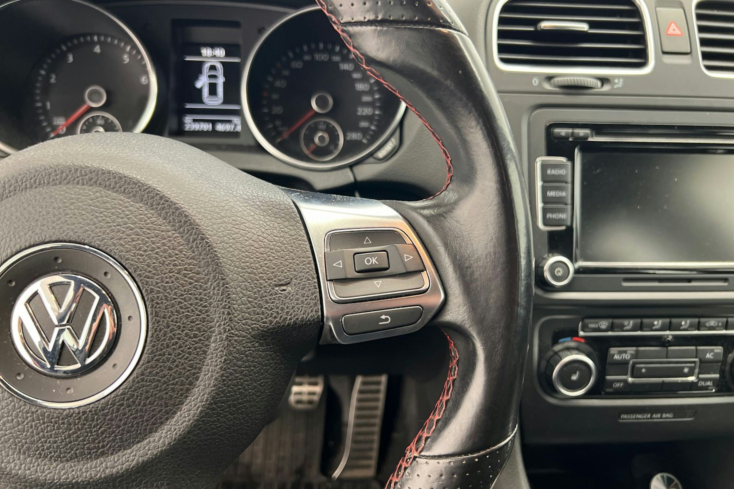 punainen Volkswagen Golf 2009 kuva 17.