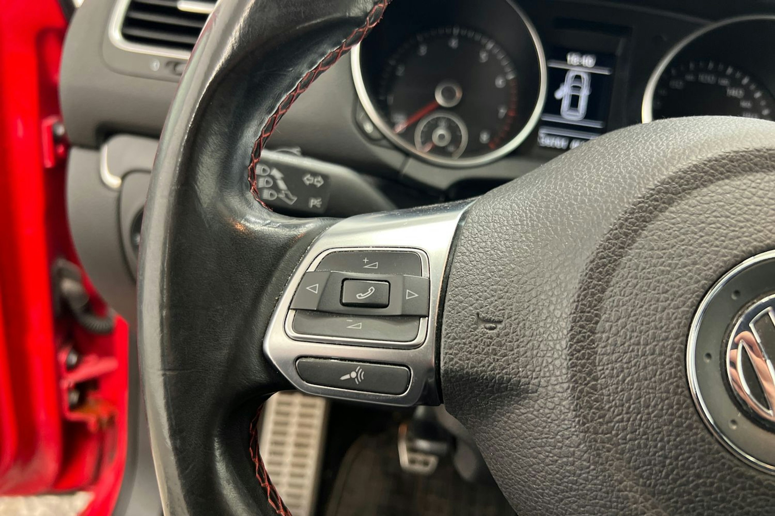 punainen Volkswagen Golf 2009 kuva 18.