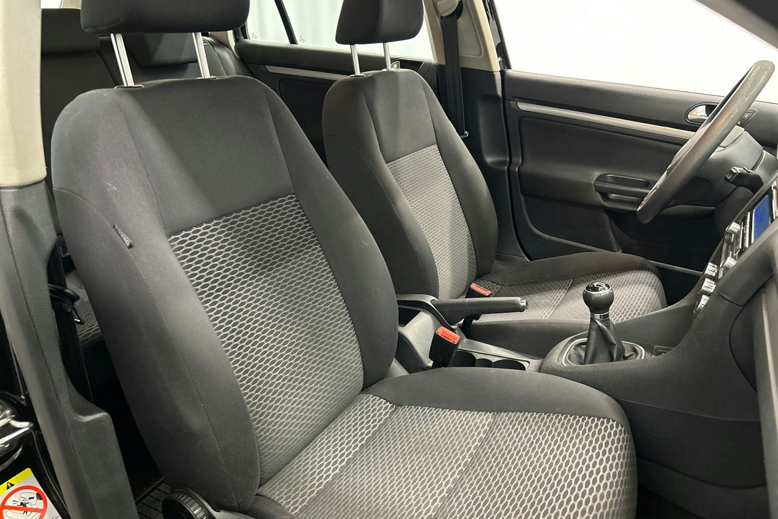 musta Volkswagen Golf 2010 kuva 14.