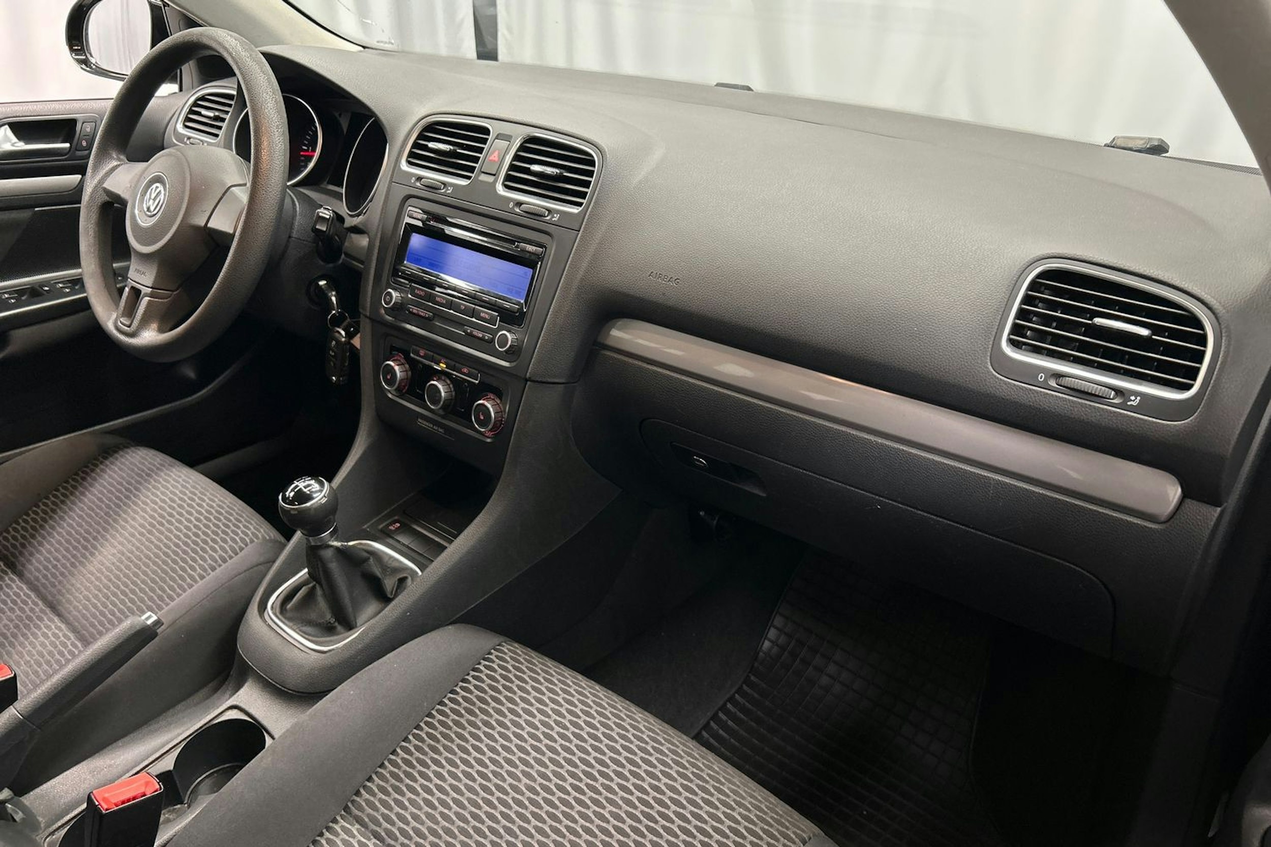 musta Volkswagen Golf 2010 kuva 15.