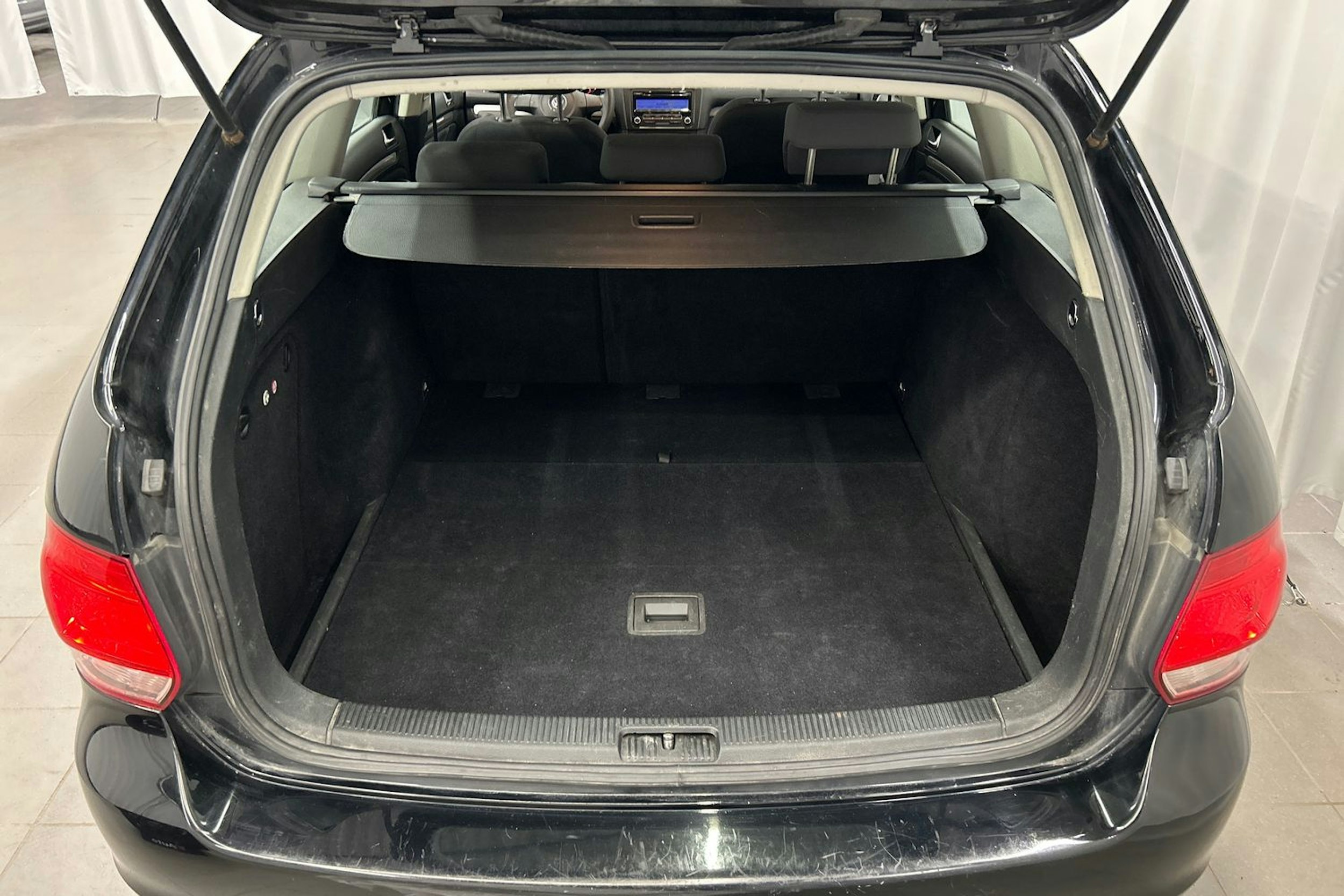 musta Volkswagen Golf 2010 kuva 16.