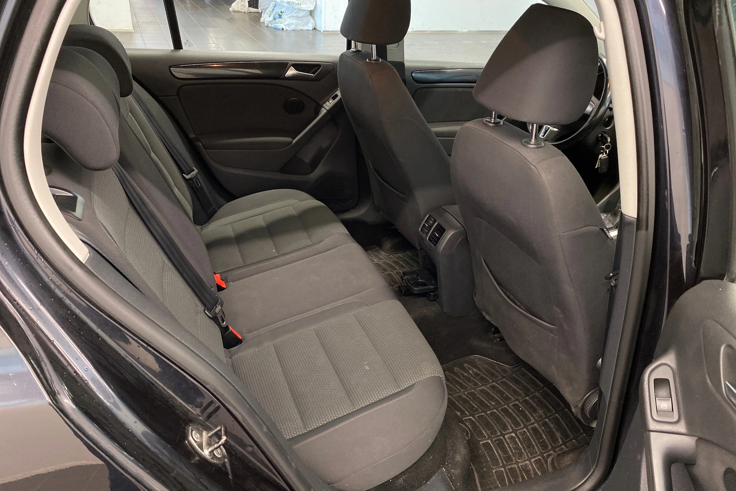 musta Volkswagen Golf 2010 kuva 14.