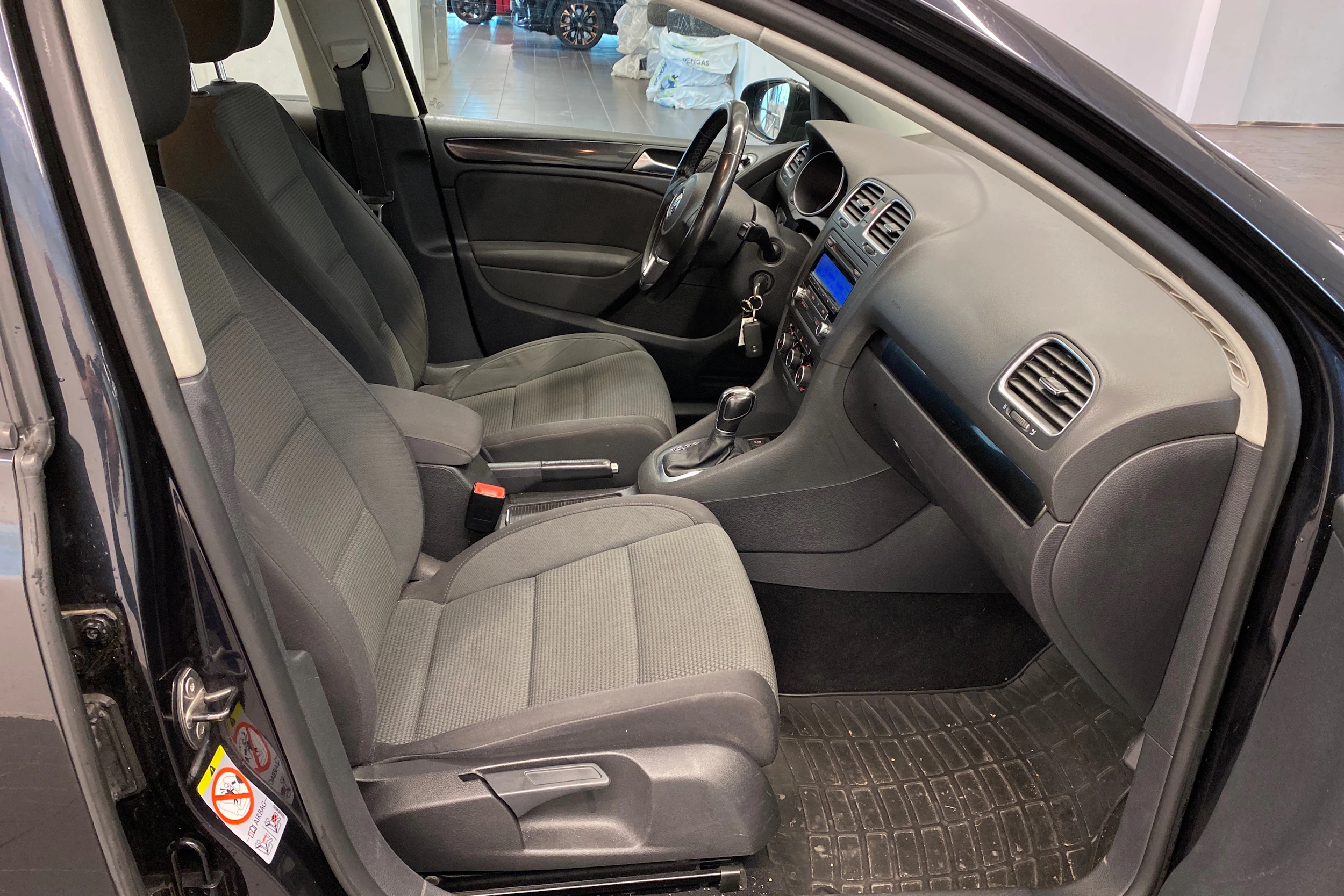 musta Volkswagen Golf 2010 kuva 15.