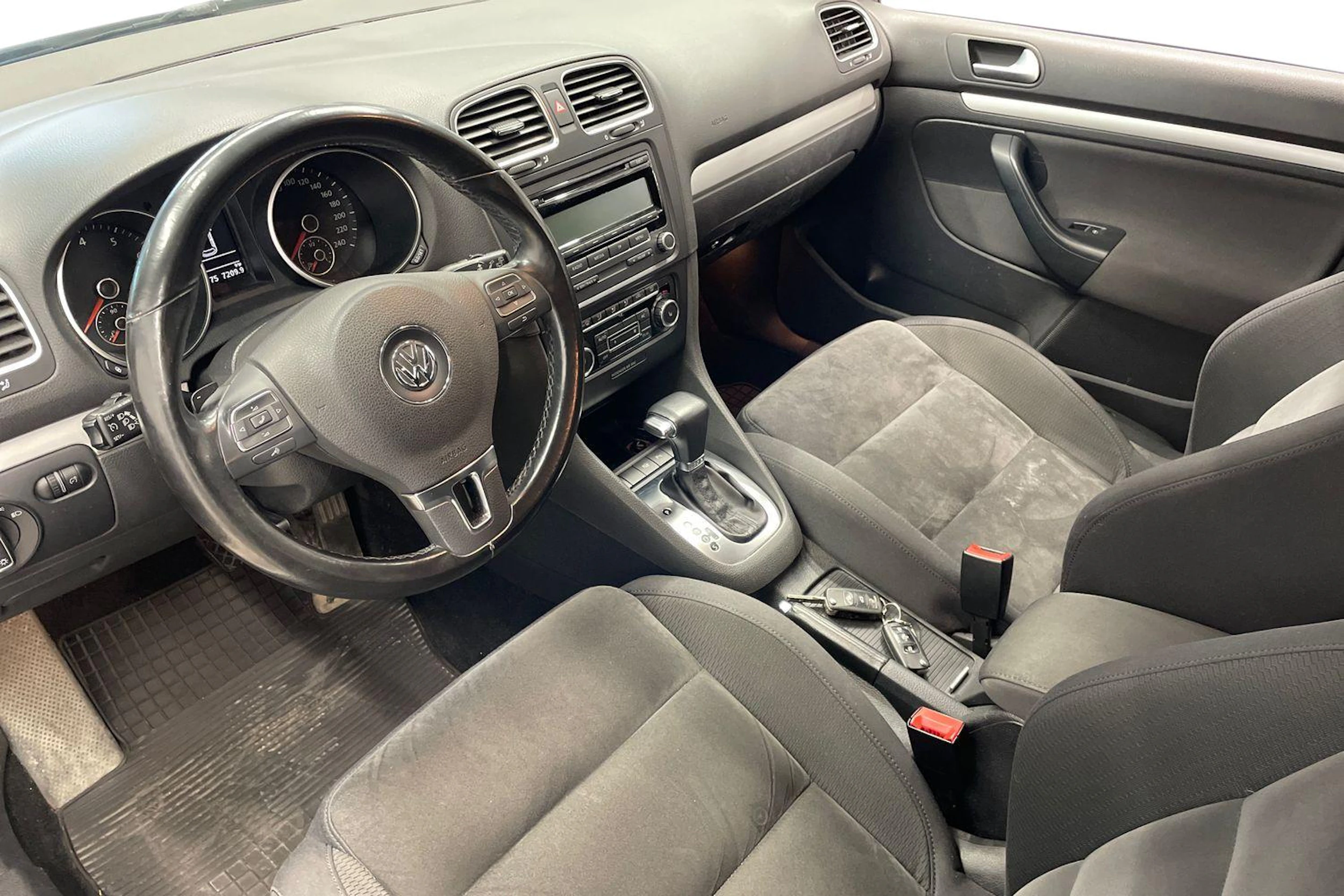 Valkoinen Volkswagen GOLF 2010 kuva 8.
