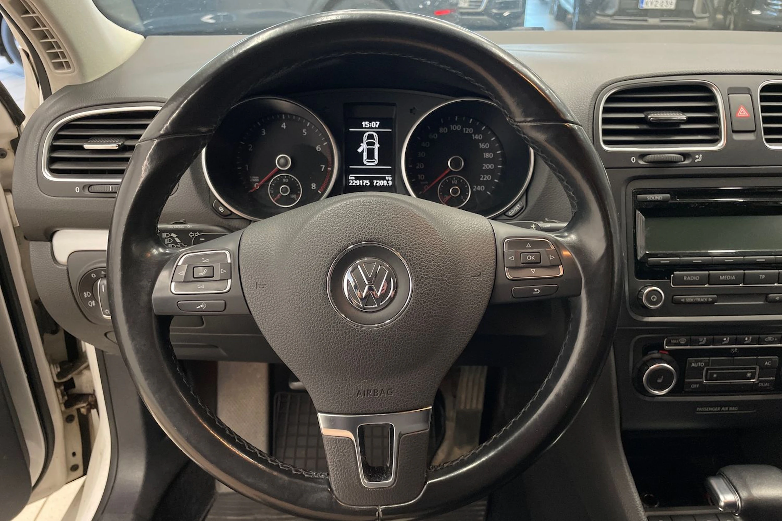 Valkoinen Volkswagen GOLF 2010 kuva 16.
